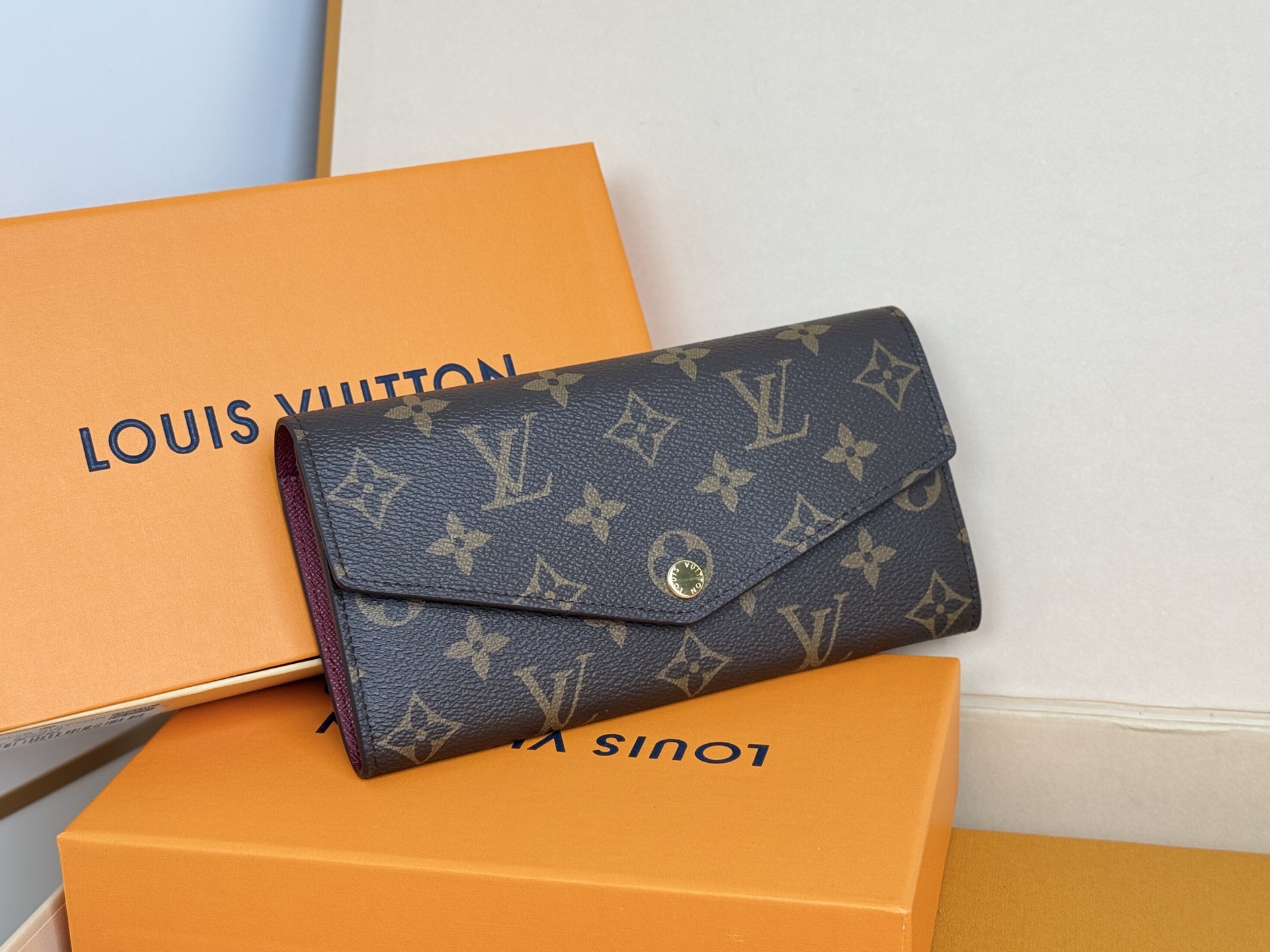 Louis Vuitton M60531 紫红 这款信封式钱夹以优雅的 Monogram 帆布制成 内部设计精巧独特