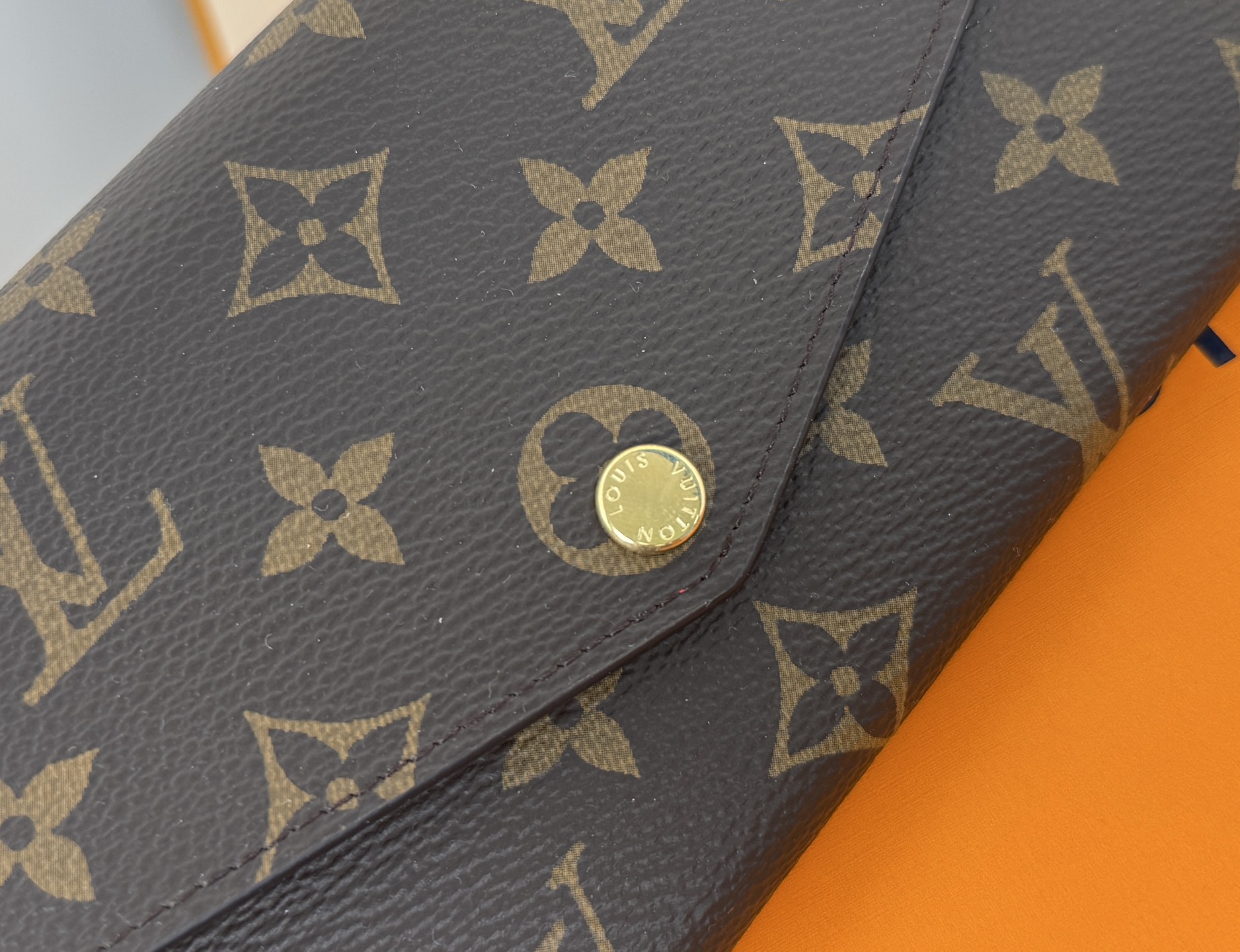 Louis Vuitton M60531 大红这款信封式钱夹以优雅的 Monogram 帆布制成 内部设计精巧独特