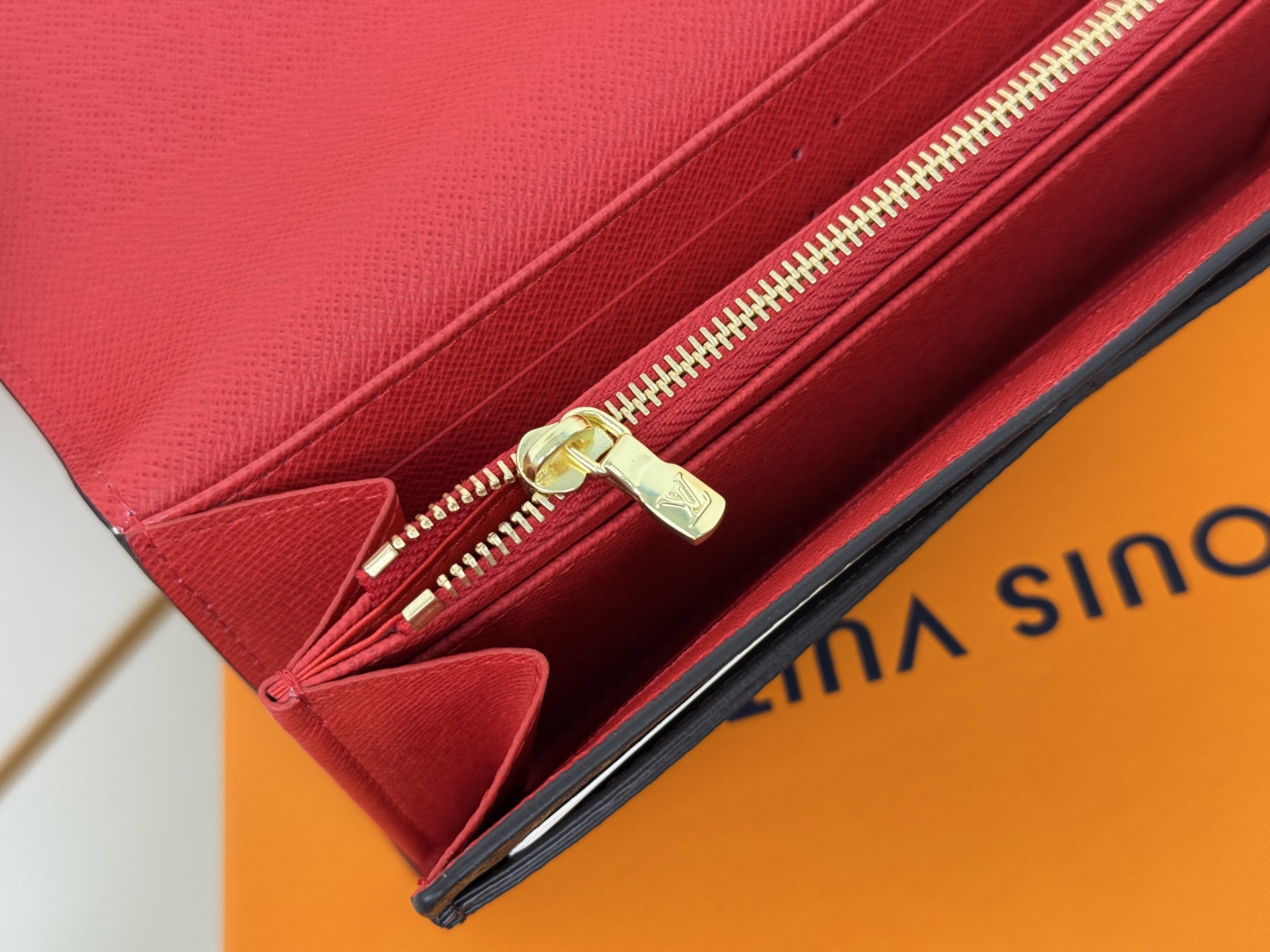 Louis Vuitton M60531 大红这款信封式钱夹以优雅的 Monogram 帆布制成 内部设计精巧独特
