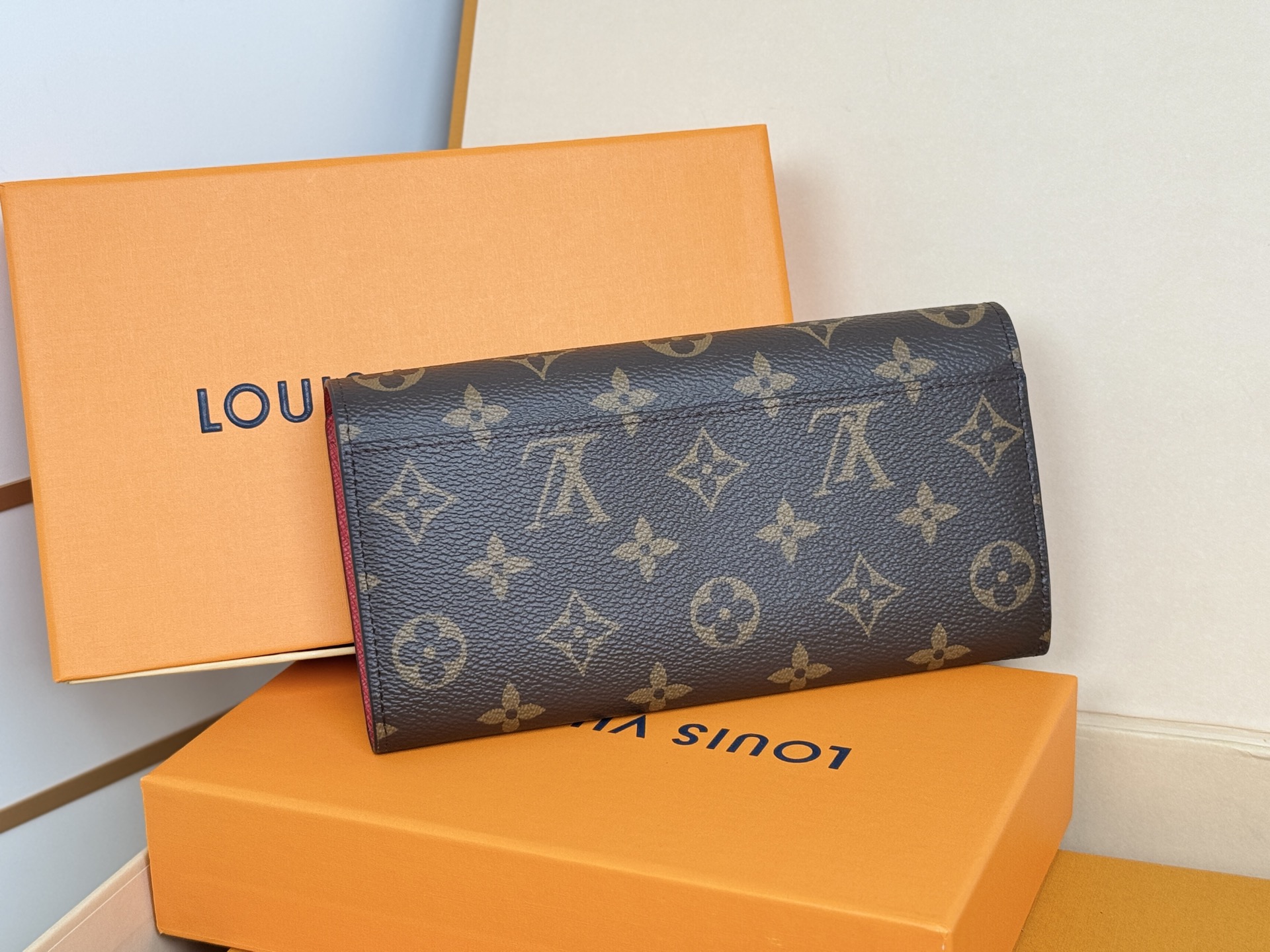 Louis Vuitton M60531 大红这款信封式钱夹以优雅的 Monogram 帆布制成 内部设计精巧独特