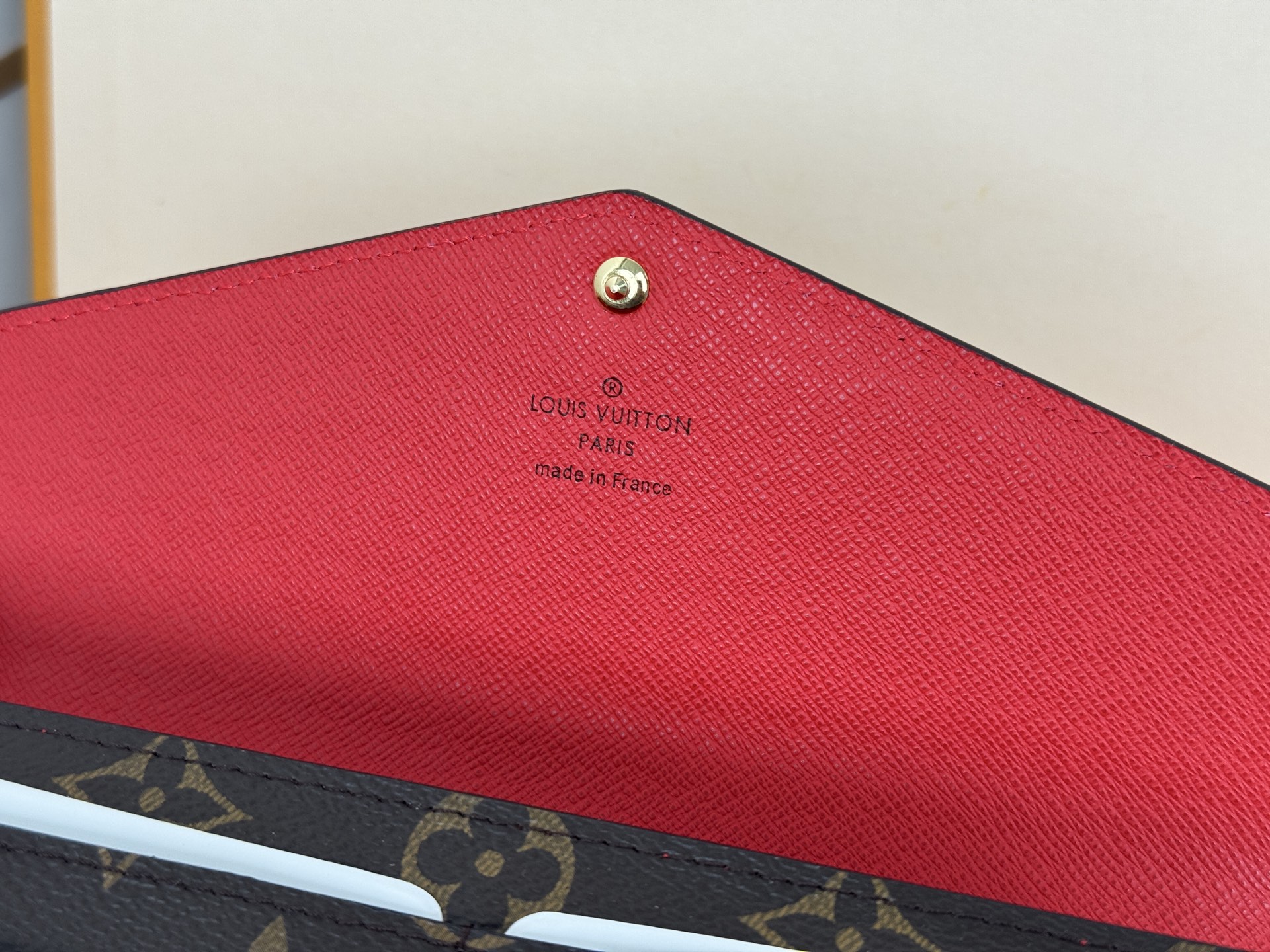 Louis Vuitton M60531 大红这款信封式钱夹以优雅的 Monogram 帆布制成 内部设计精巧独特