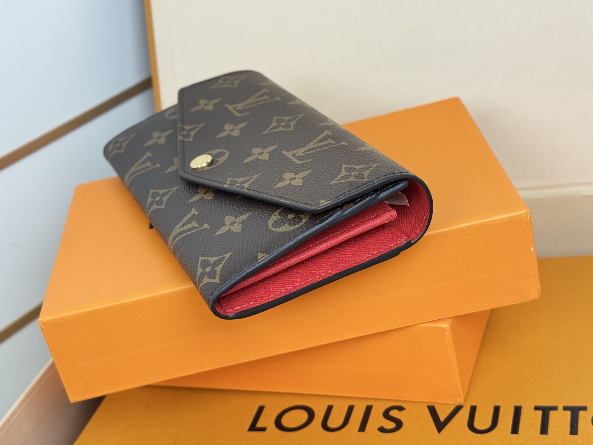 Louis Vuitton M60531 大红这款信封式钱夹以优雅的 Monogram 帆布制成 内部设计精巧独特