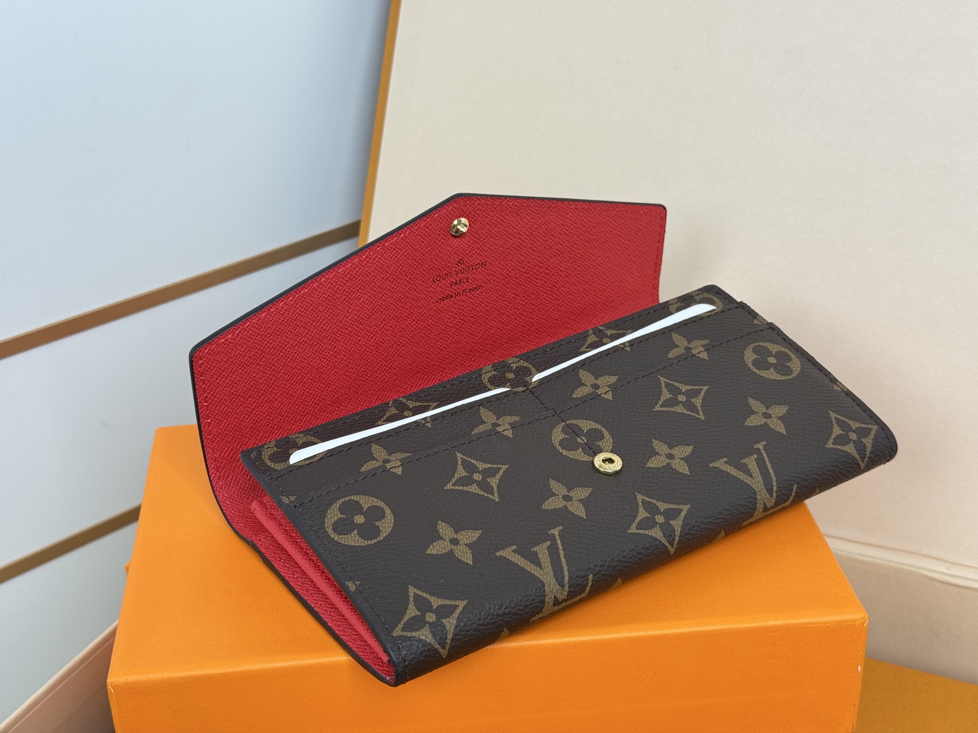 Louis Vuitton M60531 大红这款信封式钱夹以优雅的 Monogram 帆布制成 内部设计精巧独特