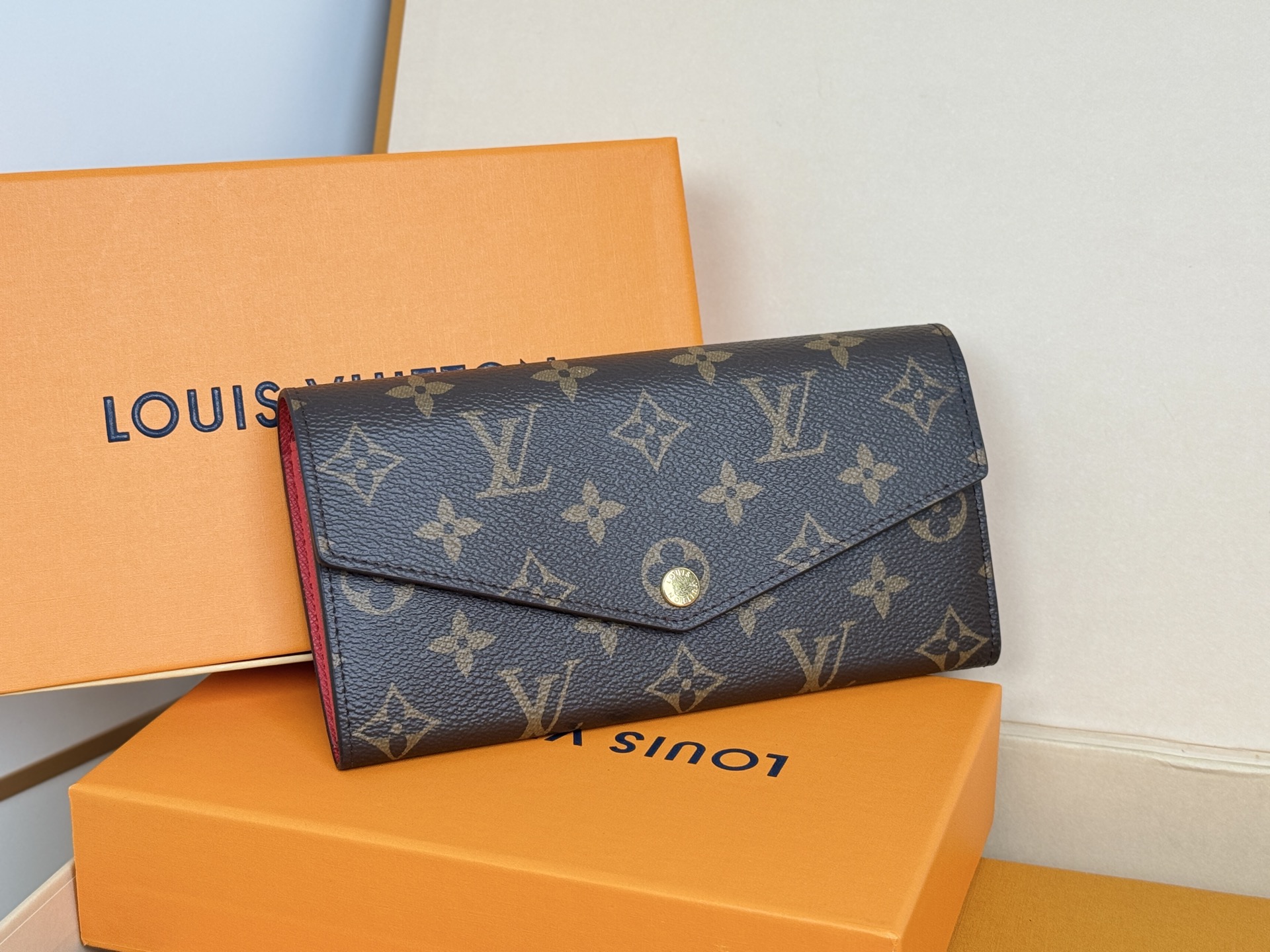 Louis Vuitton M60531 大红这款信封式钱夹以优雅的 Monogram 帆布制成 内部设计精巧独特