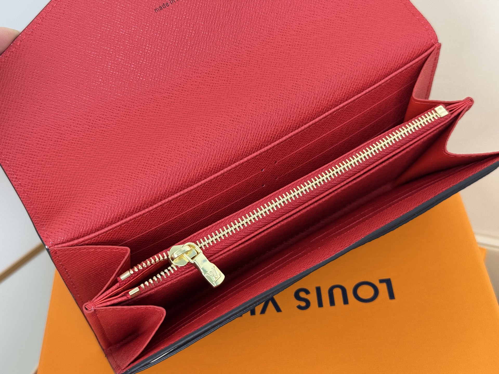 Louis Vuitton M60531 大红这款信封式钱夹以优雅的 Monogram 帆布制成 内部设计精巧独特