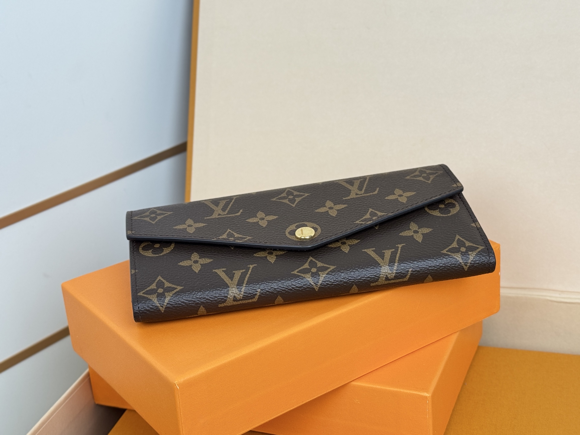 Louis Vuitton M60531 大红这款信封式钱夹以优雅的 Monogram 帆布制成 内部设计精巧独特