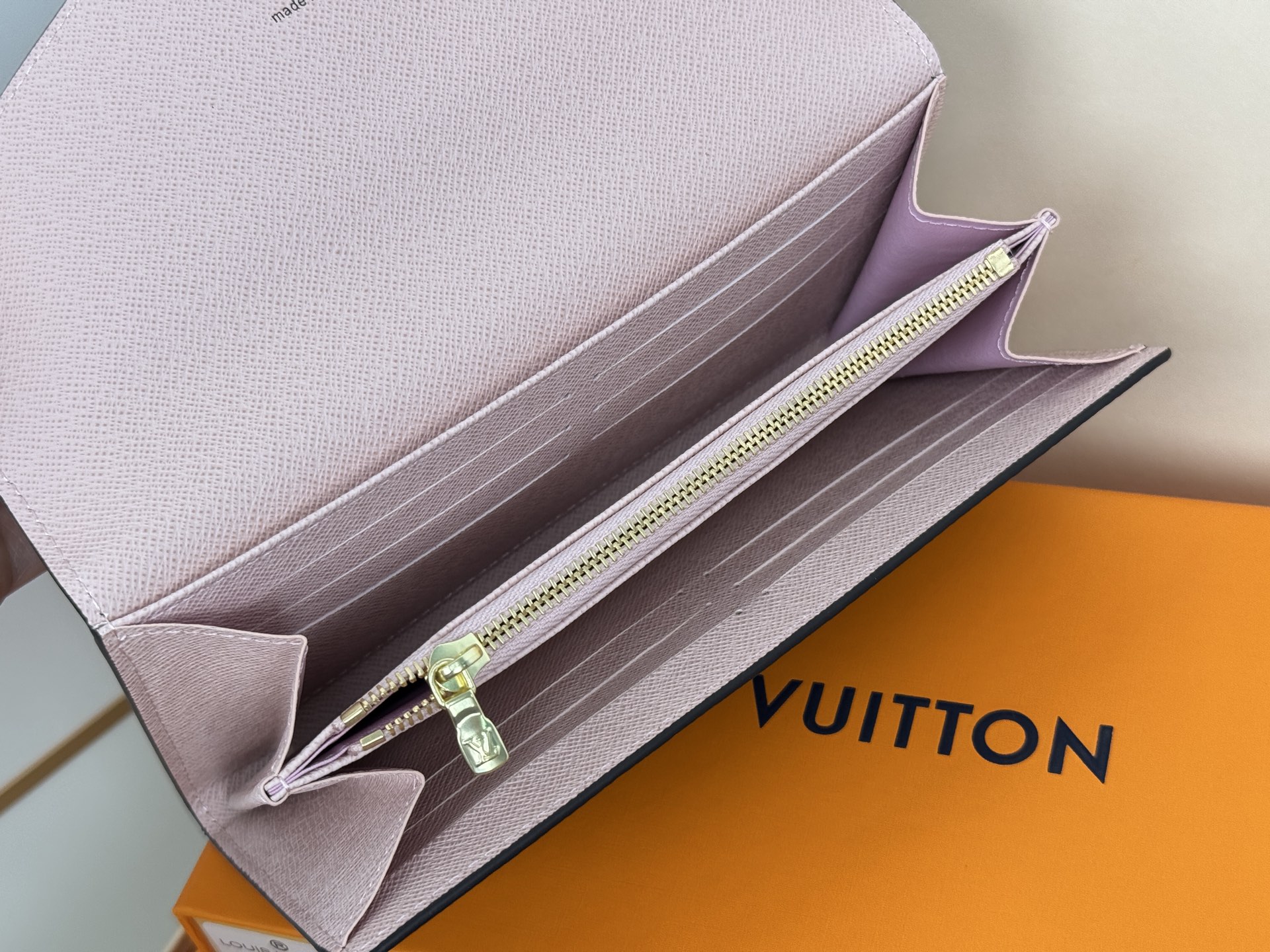 Louis Vuitton M60531 粉色 这款信封式钱夹以优雅的 Monogram 帆布制成 内部设计精巧独特