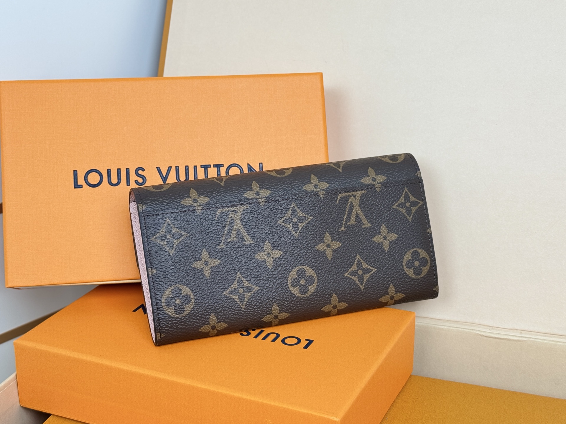 Louis Vuitton M60531 粉色 这款信封式钱夹以优雅的 Monogram 帆布制成 内部设计精巧独特