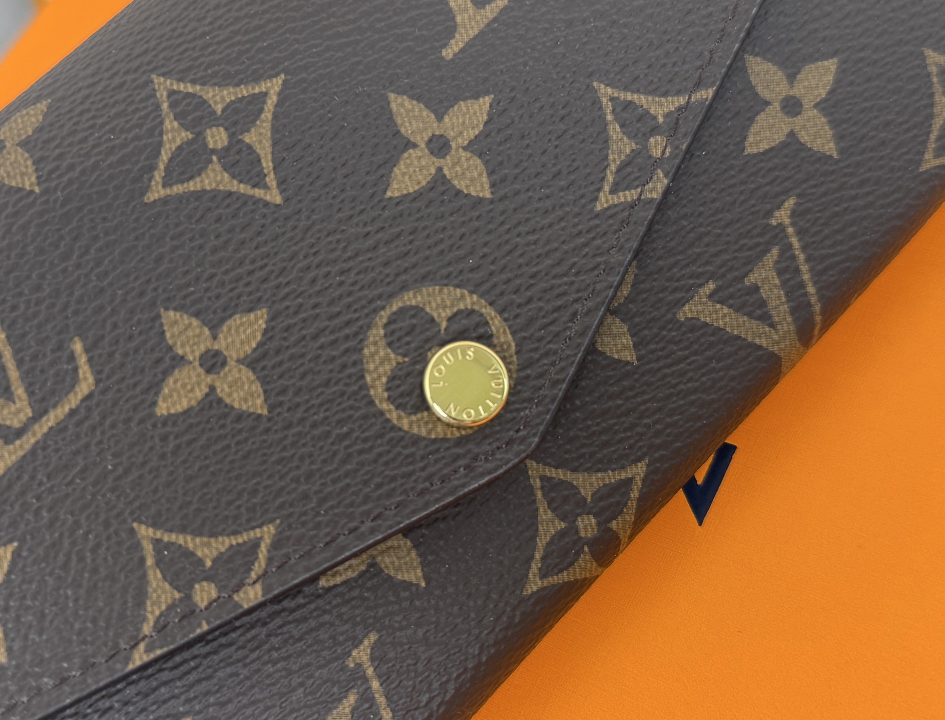Louis Vuitton M60531 粉色 这款信封式钱夹以优雅的 Monogram 帆布制成 内部设计精巧独特