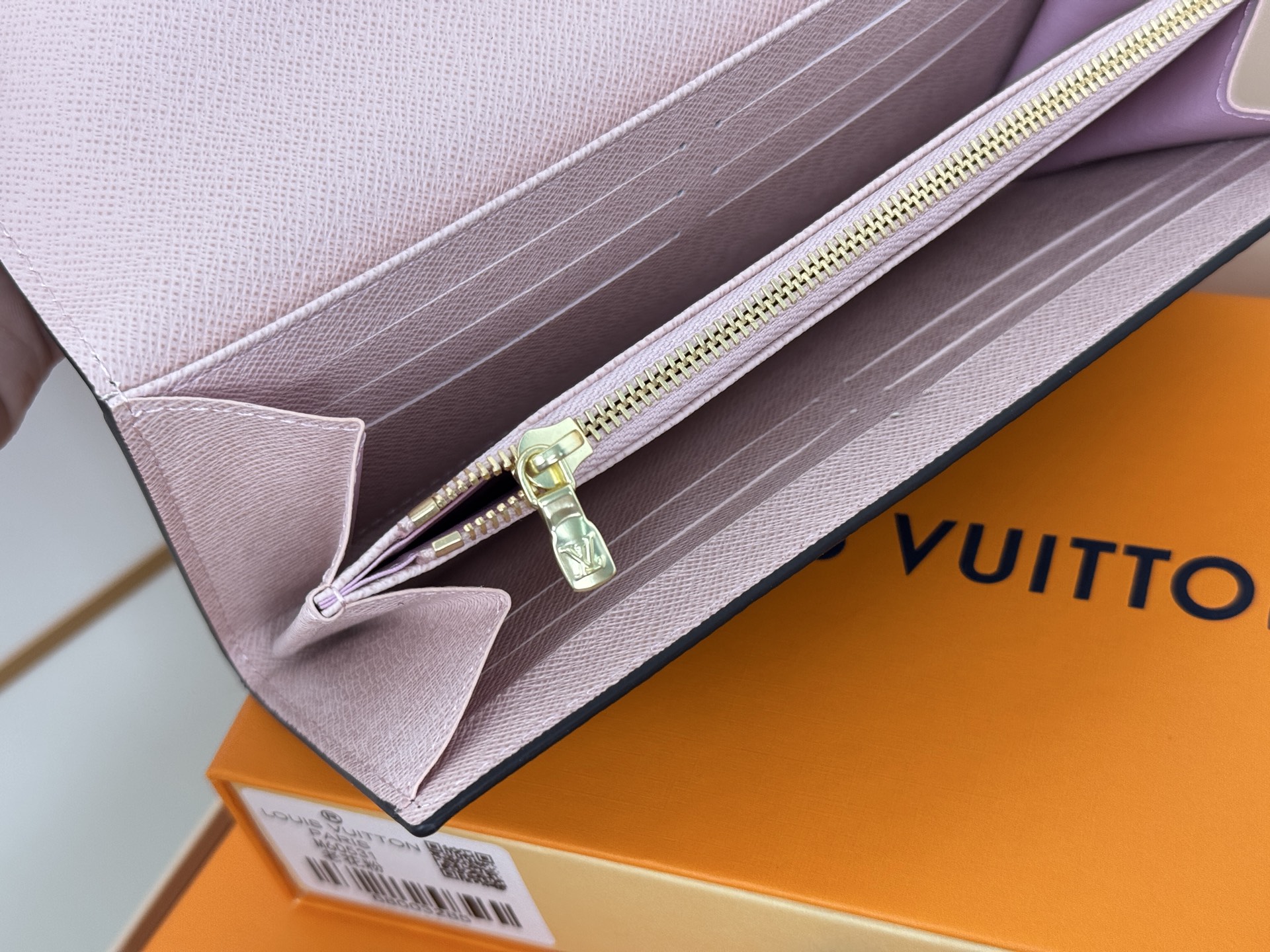 Louis Vuitton M60531 粉色 这款信封式钱夹以优雅的 Monogram 帆布制成 内部设计精巧独特