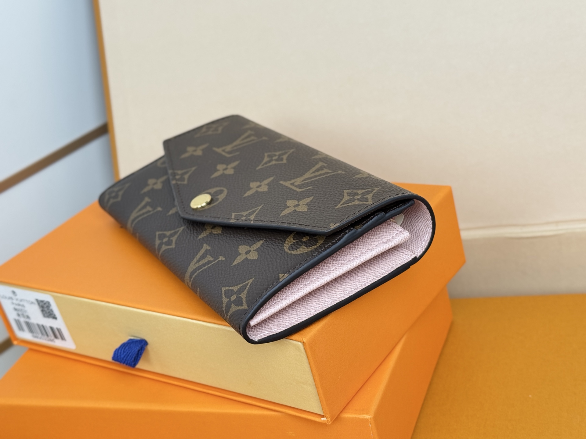 Louis Vuitton M60531 粉色 这款信封式钱夹以优雅的 Monogram 帆布制成 内部设计精巧独特