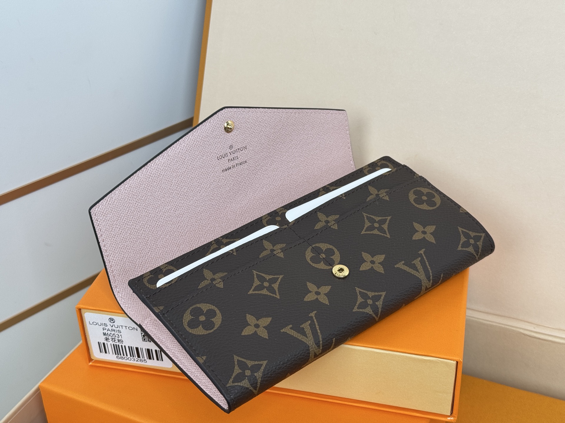 Louis Vuitton M60531 粉色 这款信封式钱夹以优雅的 Monogram 帆布制成 内部设计精巧独特