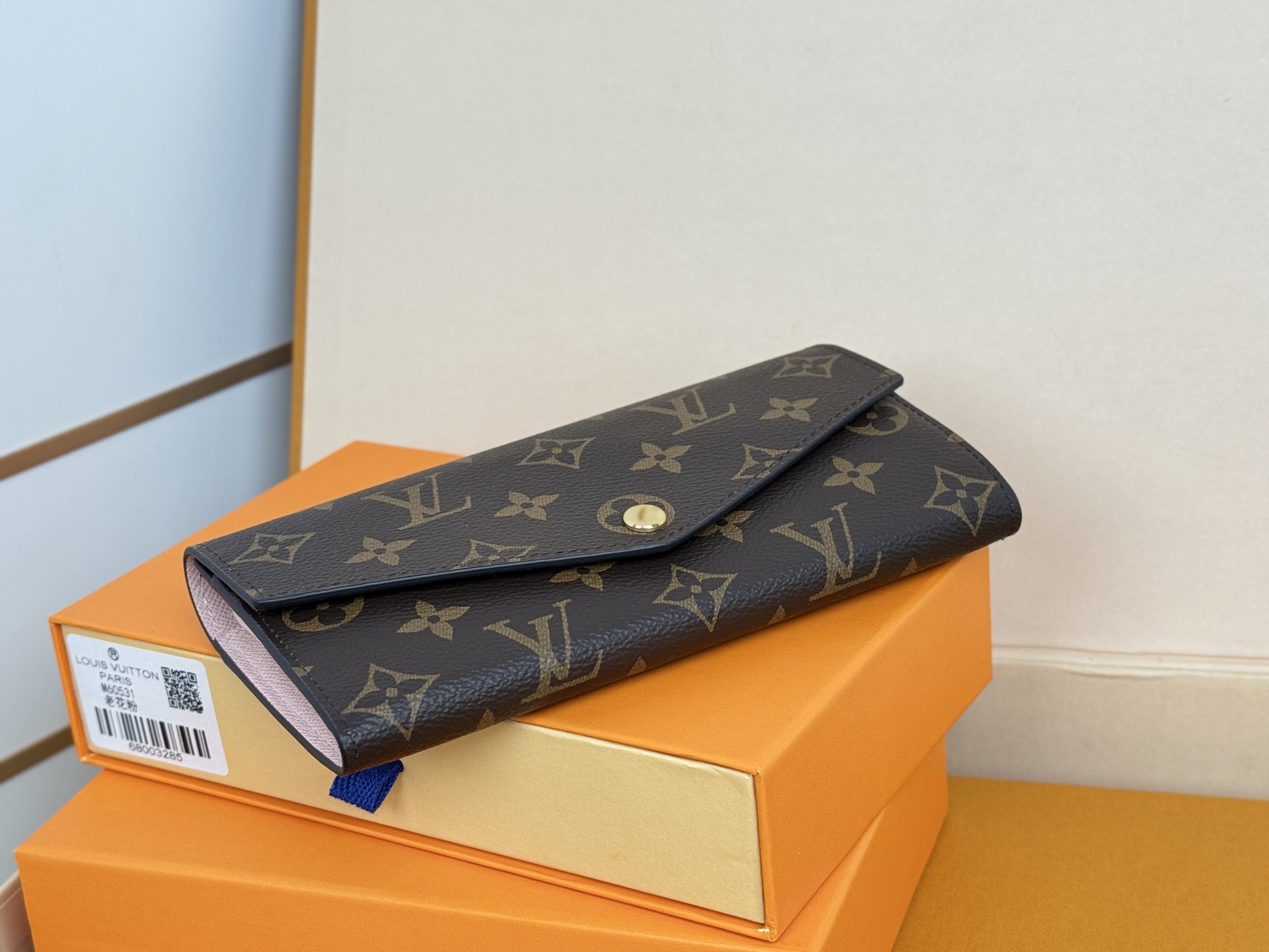 Louis Vuitton M60531 粉色 这款信封式钱夹以优雅的 Monogram 帆布制成 内部设计精巧独特