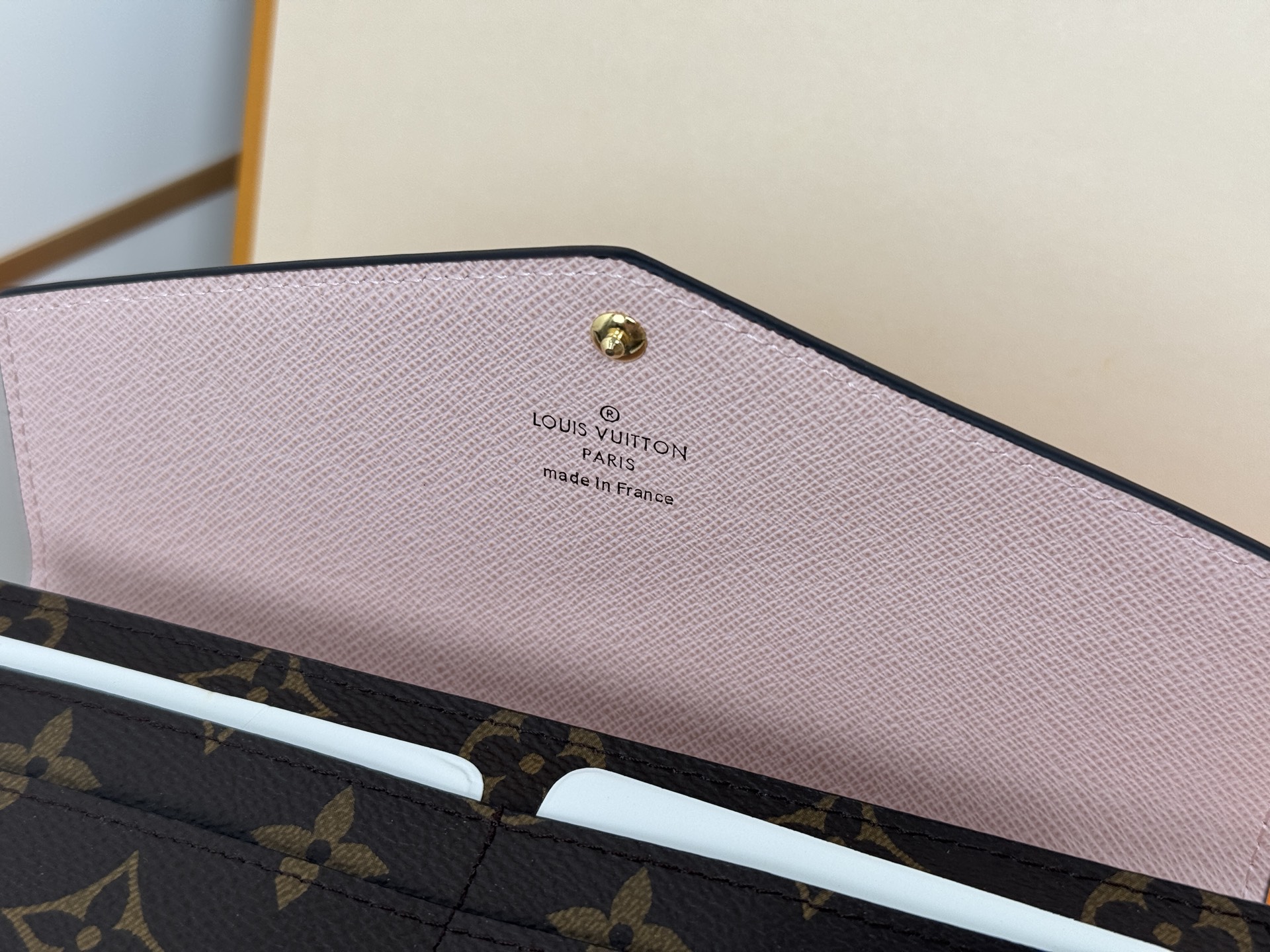 Louis Vuitton M60531 粉色 这款信封式钱夹以优雅的 Monogram 帆布制成 内部设计精巧独特
