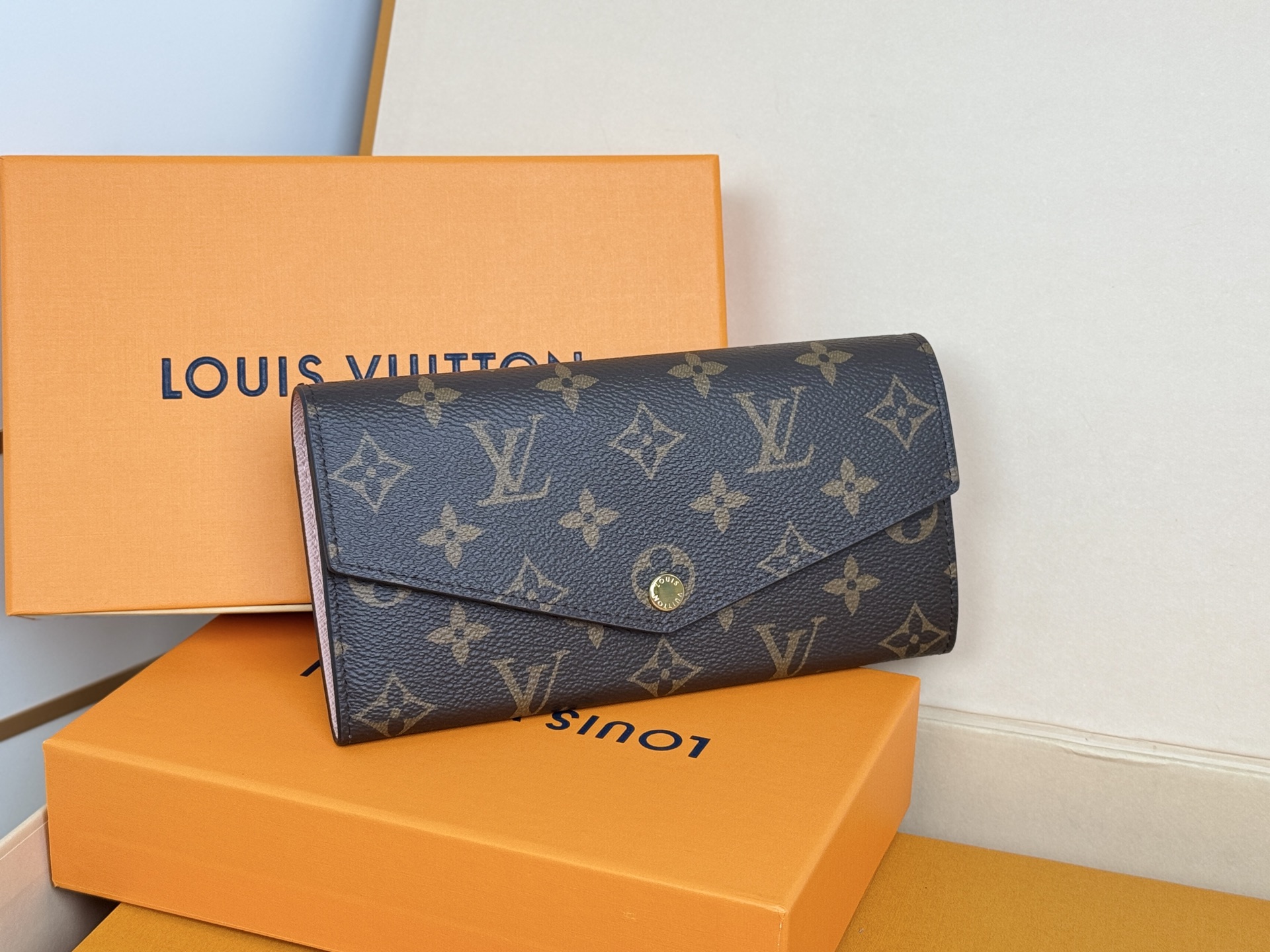 Louis Vuitton M60531 粉色 这款信封式钱夹以优雅的 Monogram 帆布制成 内部设计精巧独特