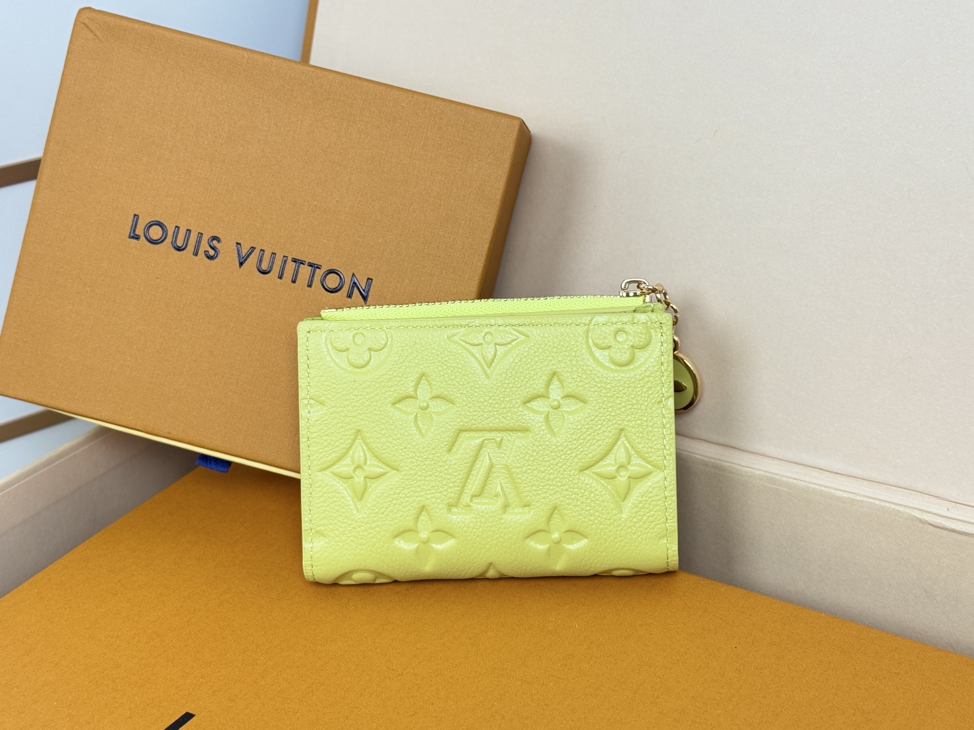 Louis Vuitton M14654绿這款色彩明麗的Lisa錢包以標誌性的Monogram Empreinte皮革製造