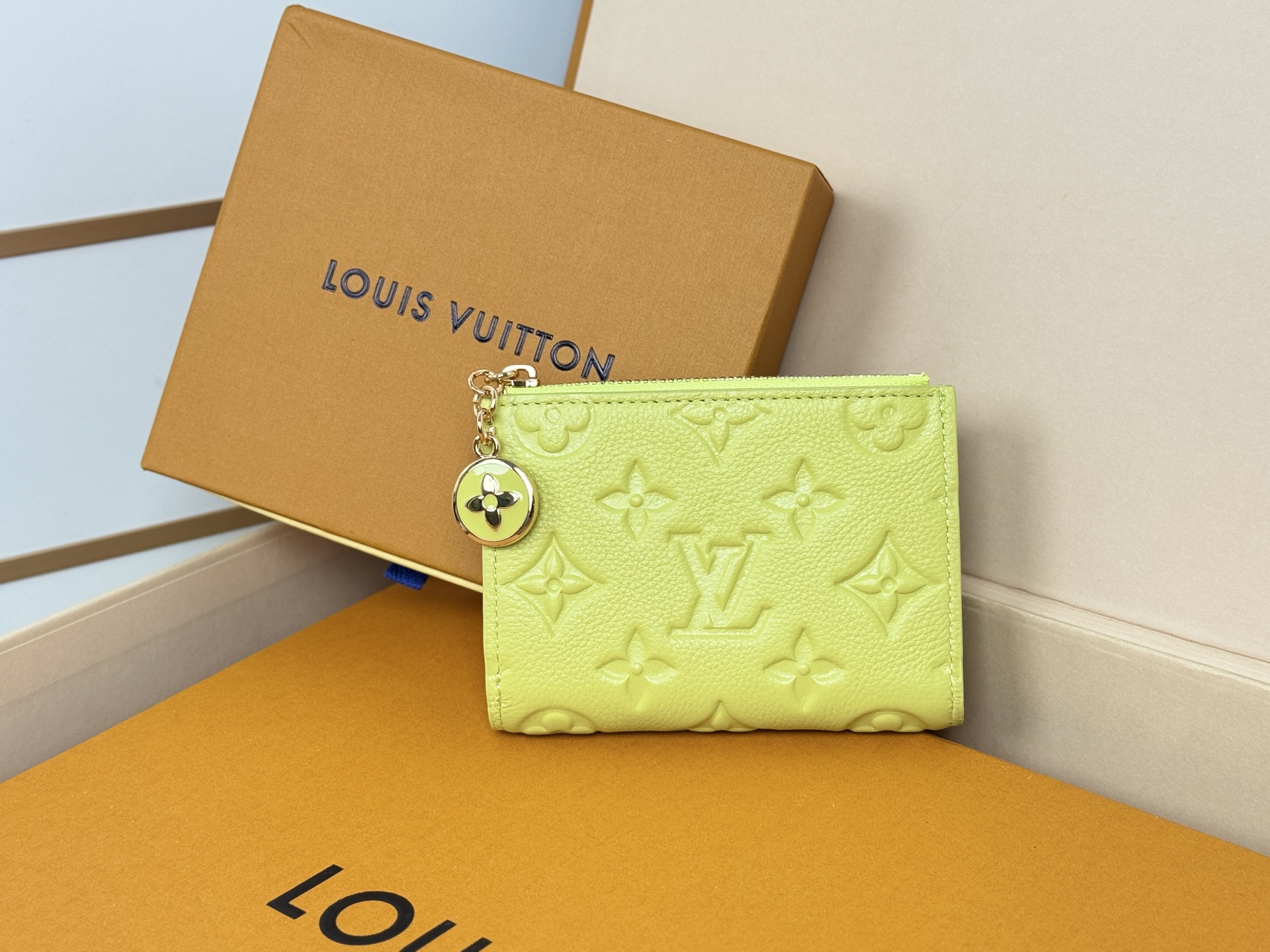 Louis Vuitton M14654绿這款色彩明麗的Lisa錢包以標誌性的Monogram Empreinte皮革製造