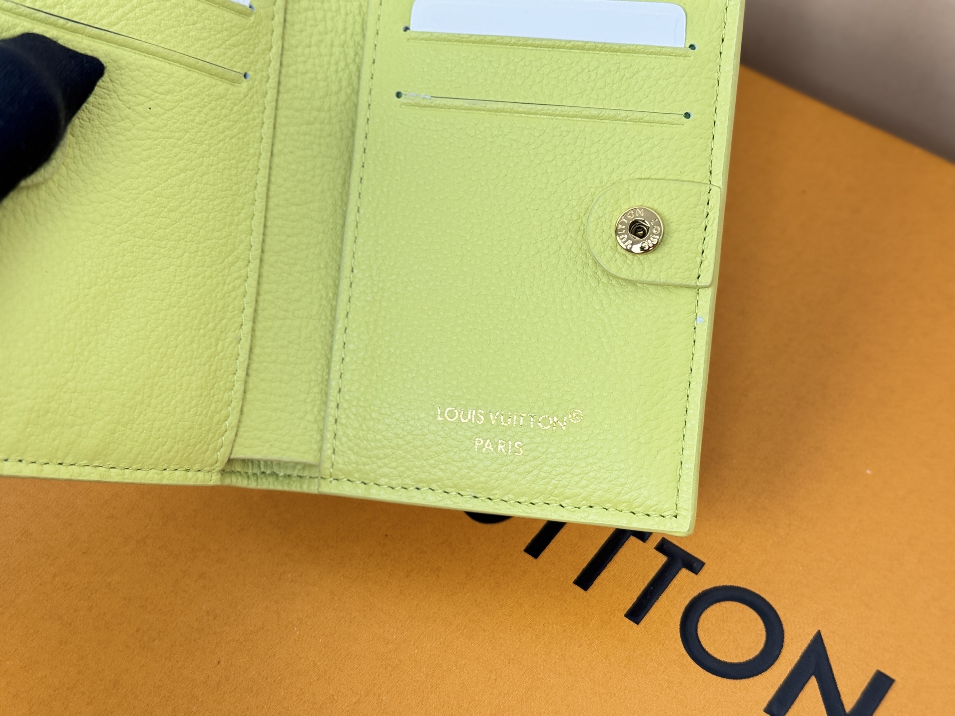 Louis Vuitton M14654绿這款色彩明麗的Lisa錢包以標誌性的Monogram Empreinte皮革製造