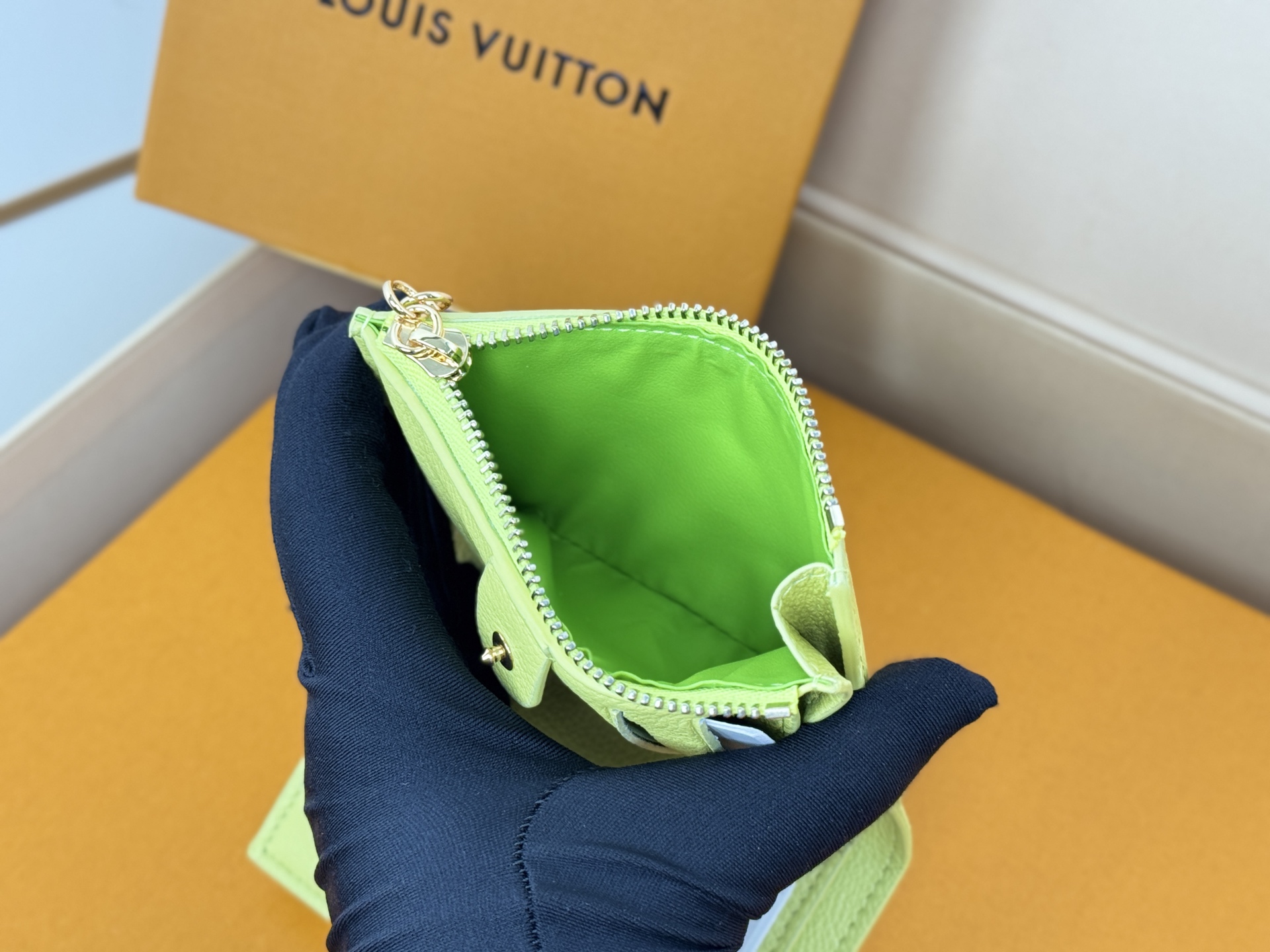 Louis Vuitton M14654绿這款色彩明麗的Lisa錢包以標誌性的Monogram Empreinte皮革製造