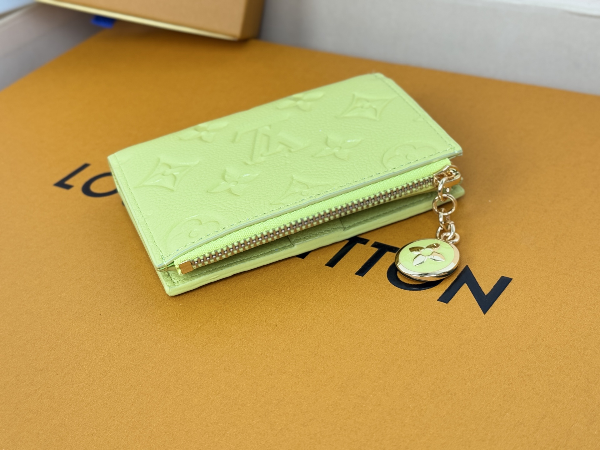 Louis Vuitton M14654绿這款色彩明麗的Lisa錢包以標誌性的Monogram Empreinte皮革製造