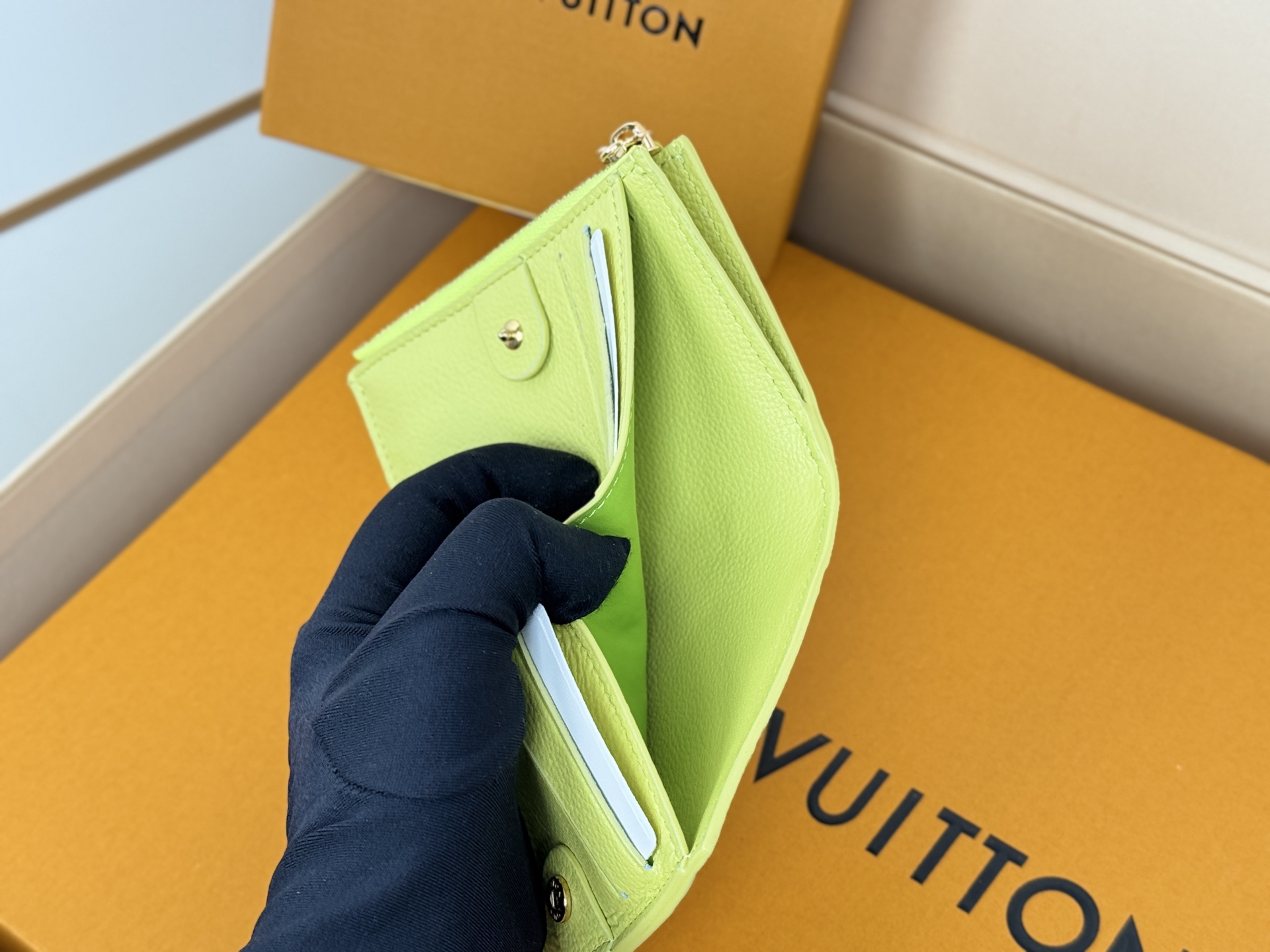 Louis Vuitton M14654绿這款色彩明麗的Lisa錢包以標誌性的Monogram Empreinte皮革製造