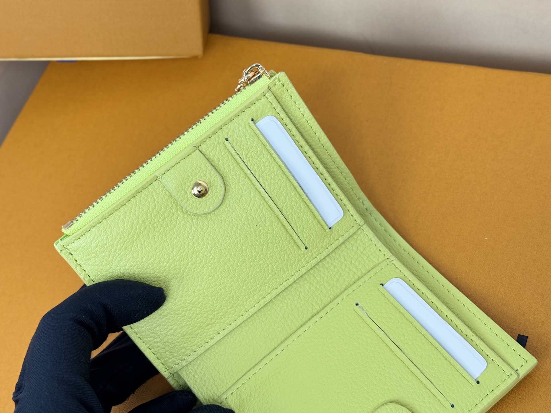 Louis Vuitton M14654绿這款色彩明麗的Lisa錢包以標誌性的Monogram Empreinte皮革製造