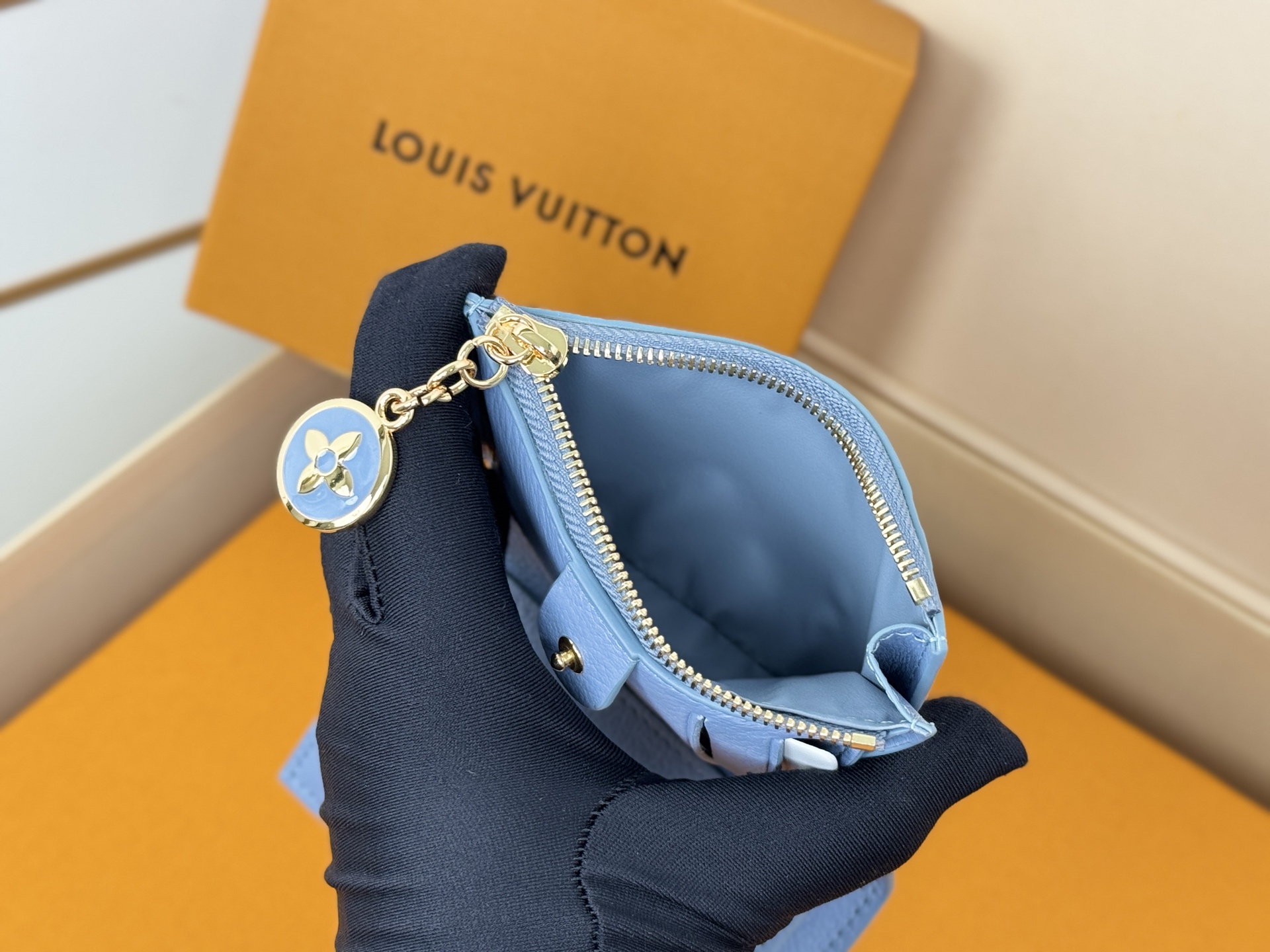 Louis Vuitton M14654绿這款色彩明麗的Lisa錢包以標誌性的Monogram Empreinte皮革製造