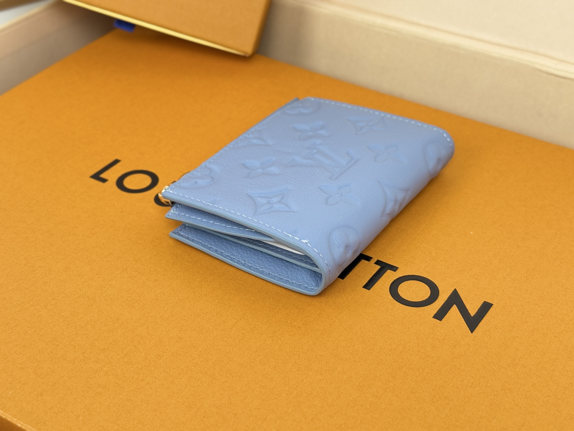 Louis Vuitton M14654绿這款色彩明麗的Lisa錢包以標誌性的Monogram Empreinte皮革製造