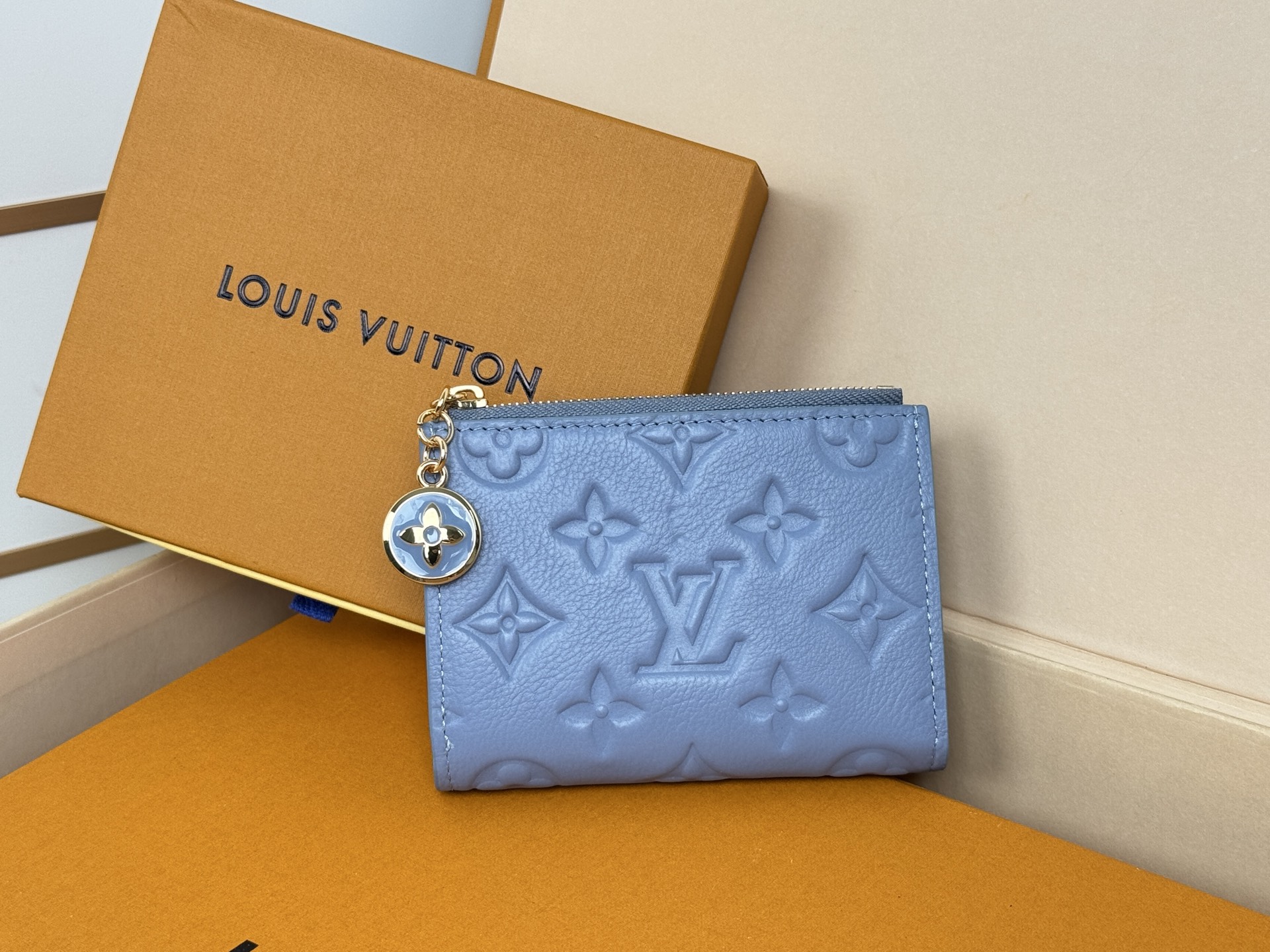 Louis Vuitton M14654绿這款色彩明麗的Lisa錢包以標誌性的Monogram Empreinte皮革製造
