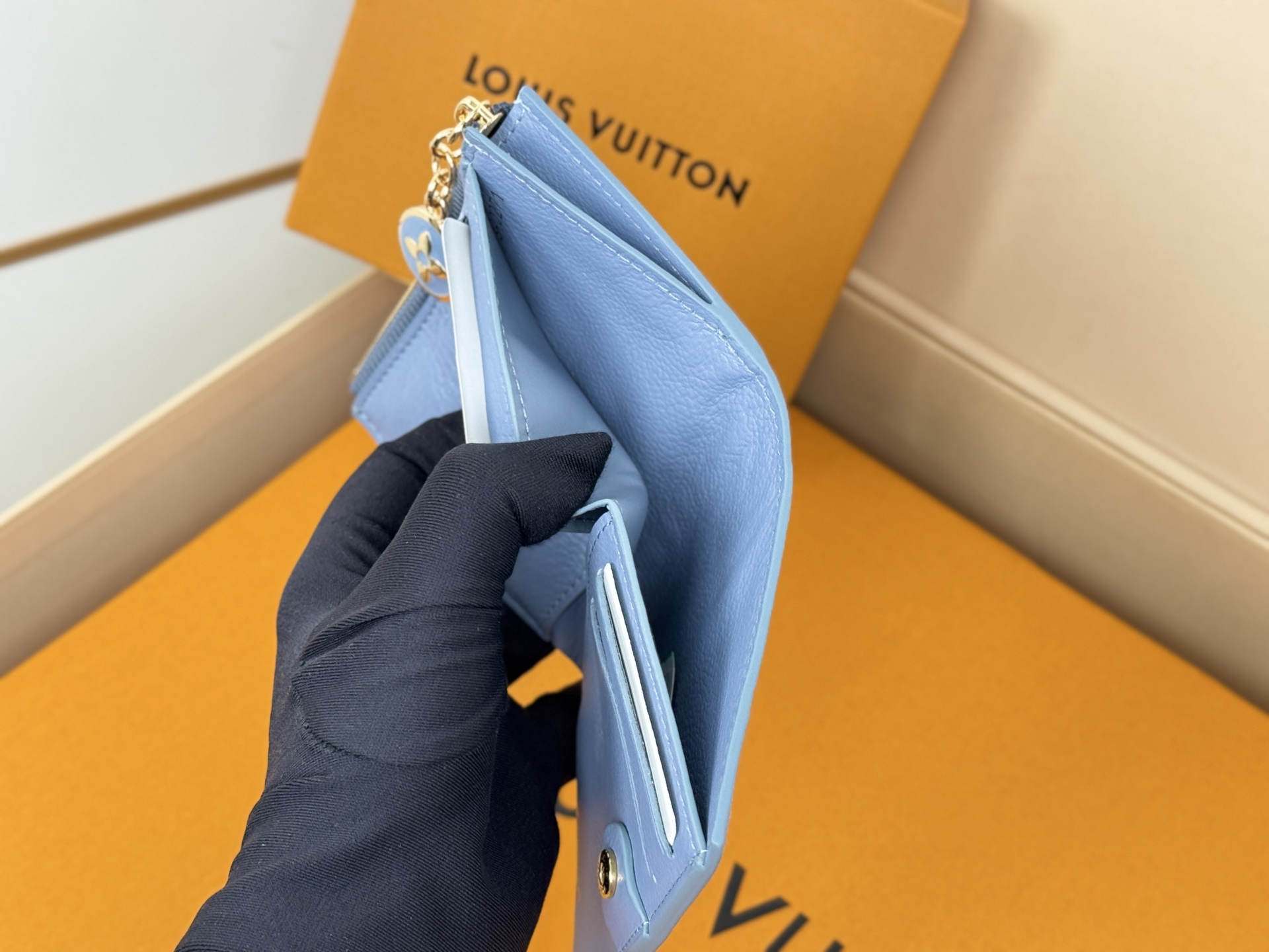 Louis Vuitton M14654绿這款色彩明麗的Lisa錢包以標誌性的Monogram Empreinte皮革製造