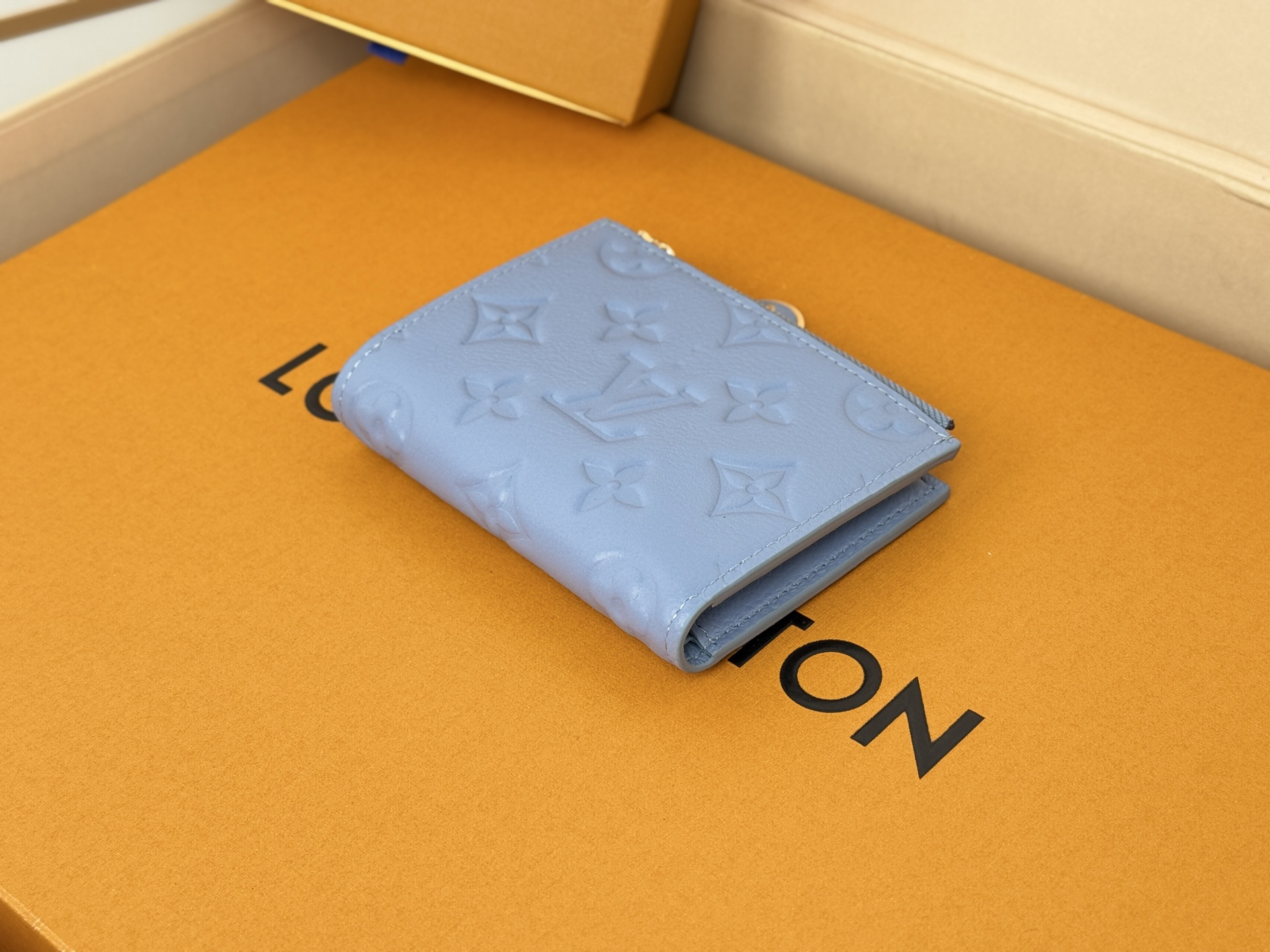 Louis Vuitton M14654绿這款色彩明麗的Lisa錢包以標誌性的Monogram Empreinte皮革製造