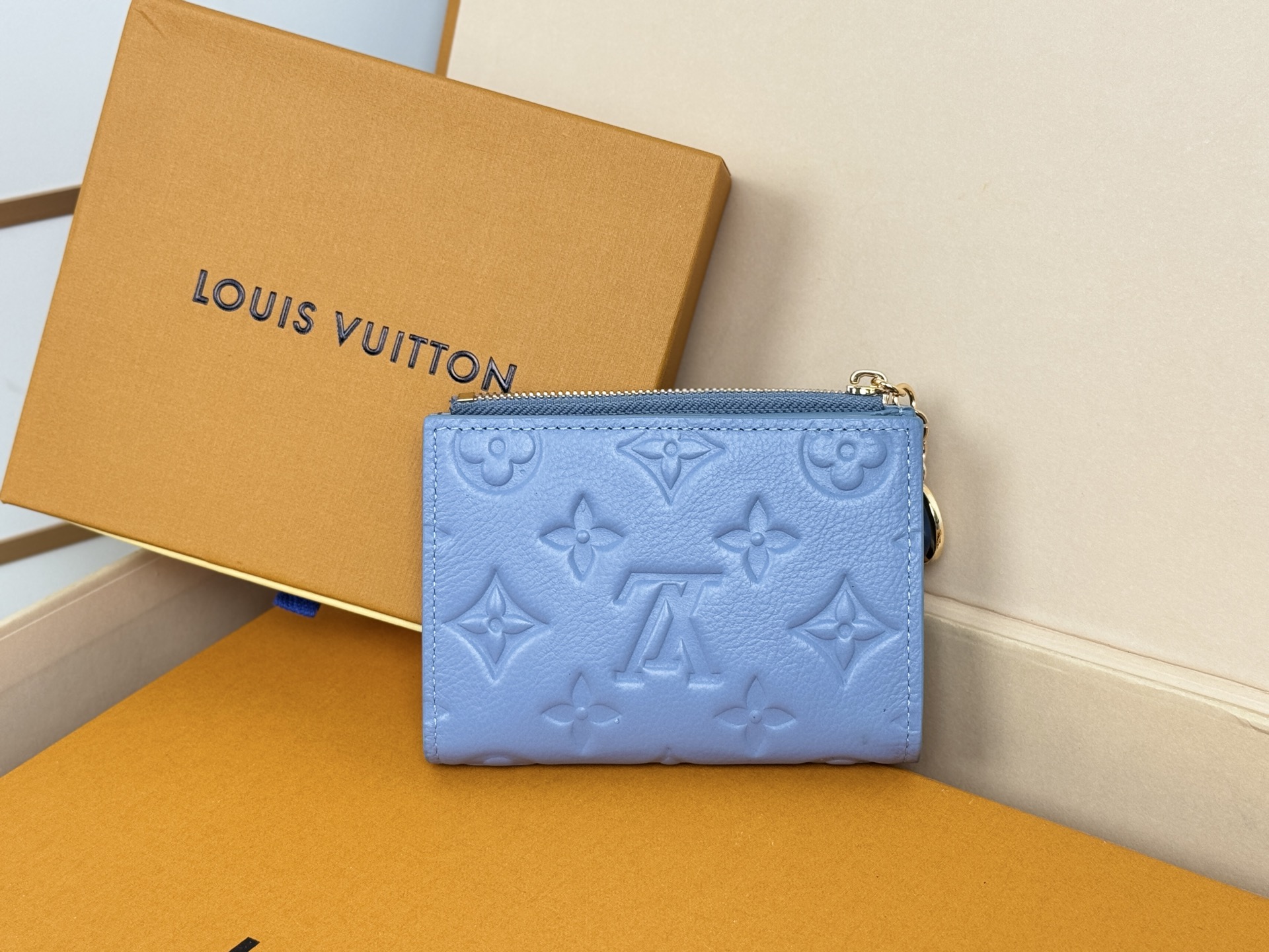 Louis Vuitton M14654绿這款色彩明麗的Lisa錢包以標誌性的Monogram Empreinte皮革製造