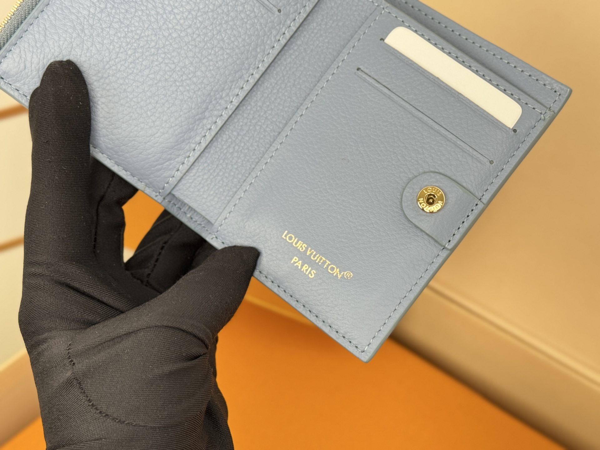 Louis Vuitton M14654绿這款色彩明麗的Lisa錢包以標誌性的Monogram Empreinte皮革製造