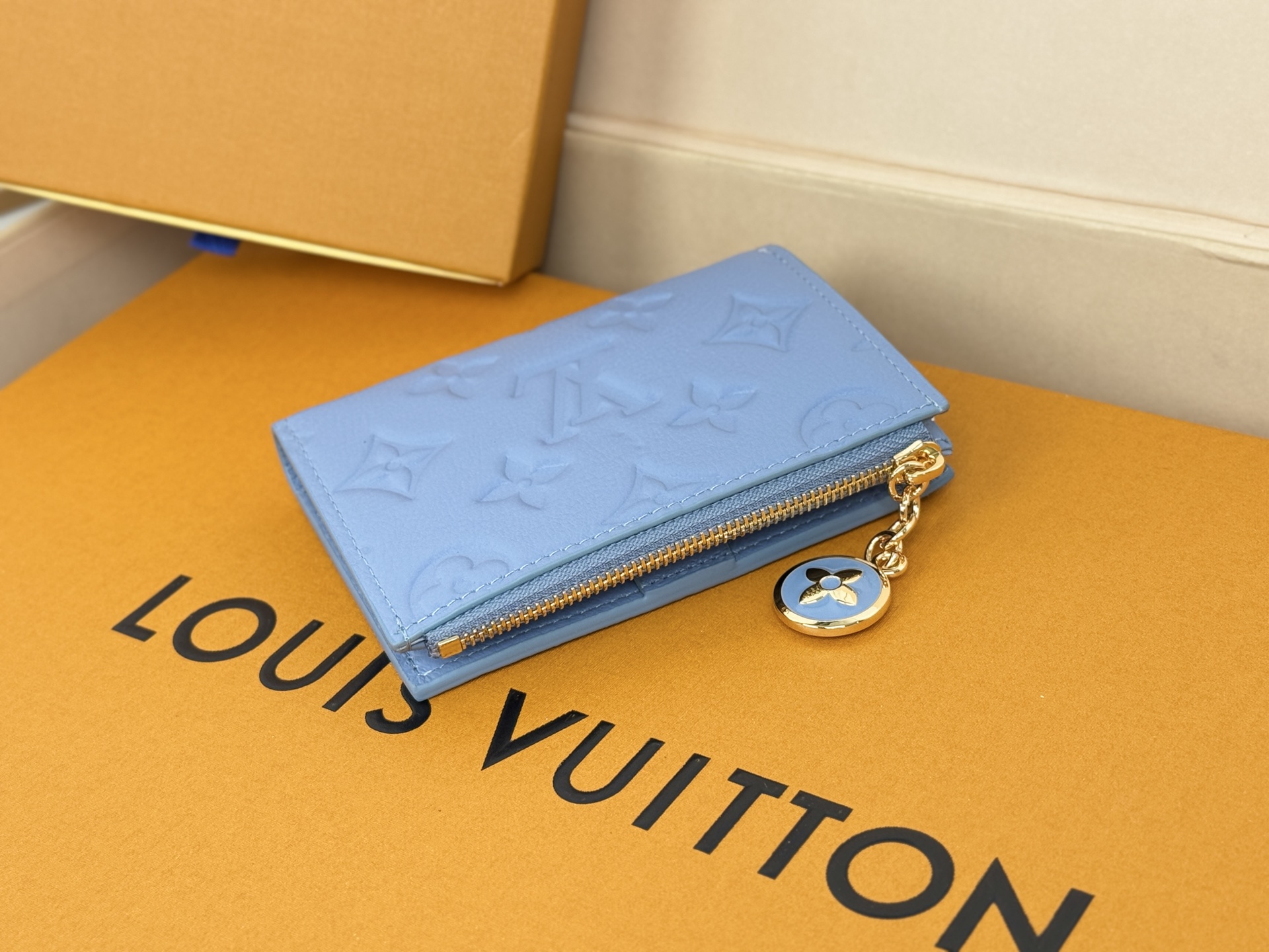 Louis Vuitton M14654绿這款色彩明麗的Lisa錢包以標誌性的Monogram Empreinte皮革製造