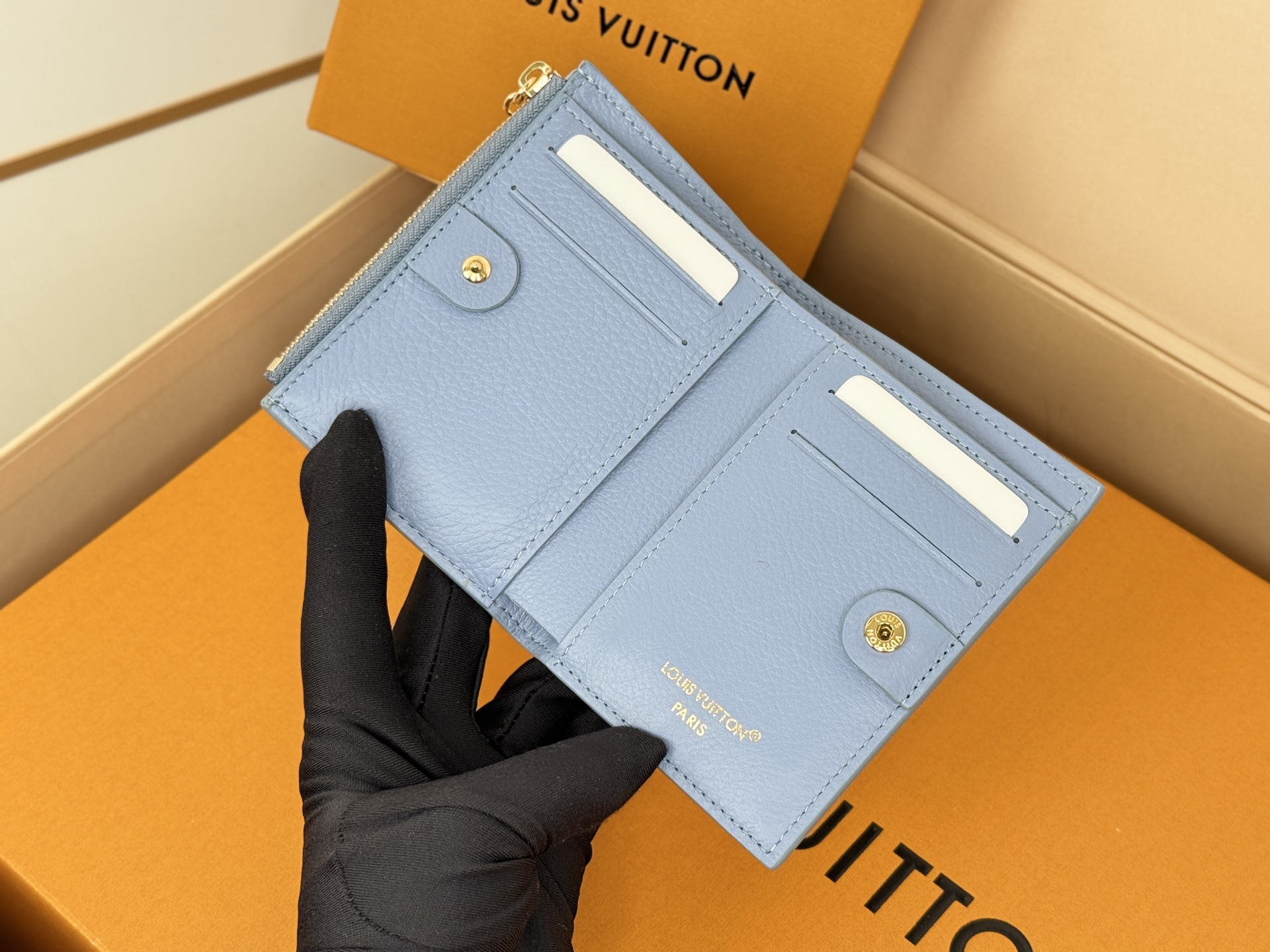 Louis Vuitton M14654绿這款色彩明麗的Lisa錢包以標誌性的Monogram Empreinte皮革製造
