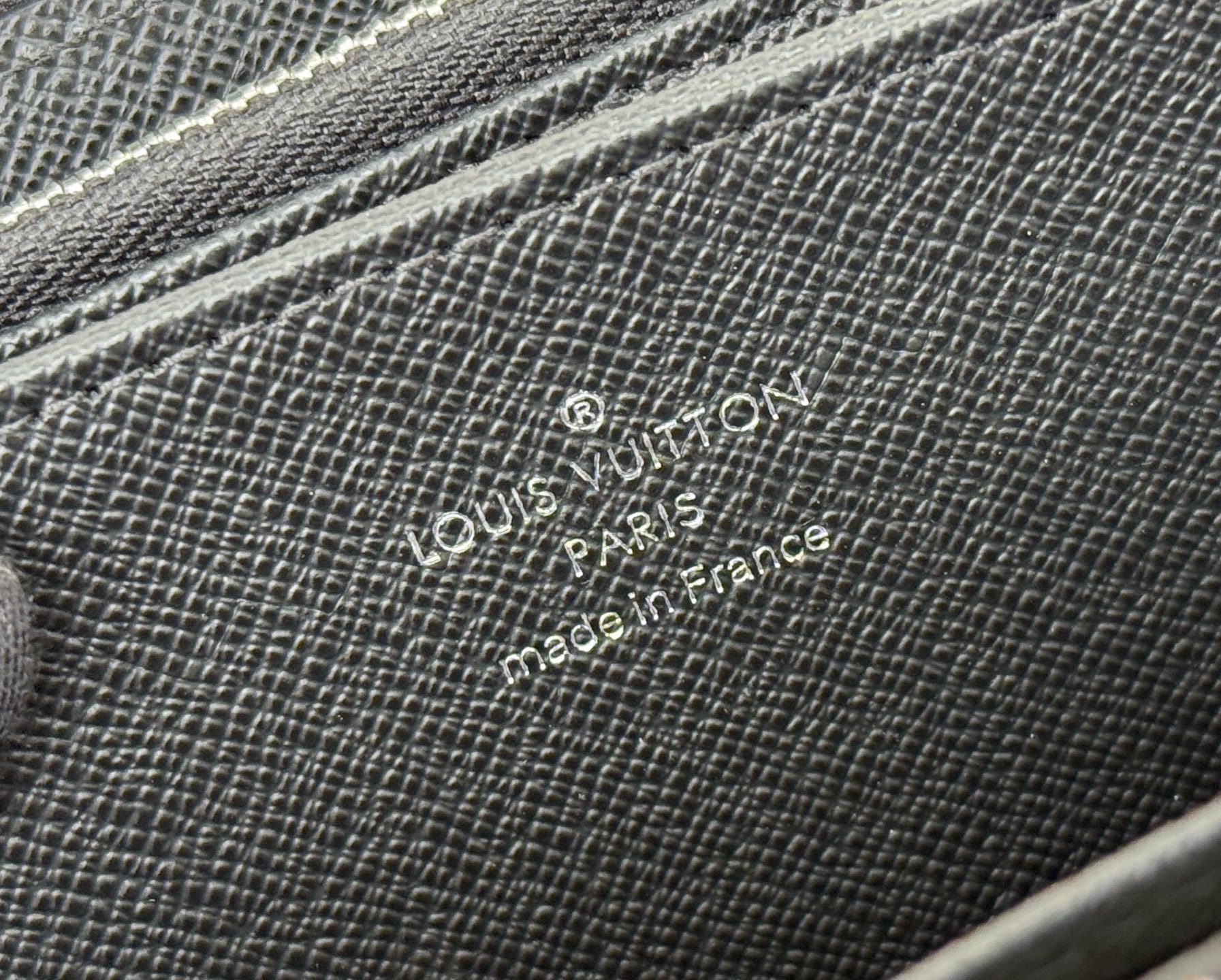 Louis Vuitton M61857 水波纹這款拉鏈錢包以Epi牛皮製造 粒面質感別具特色 拉鏈錢包是路易威登經典款式之一