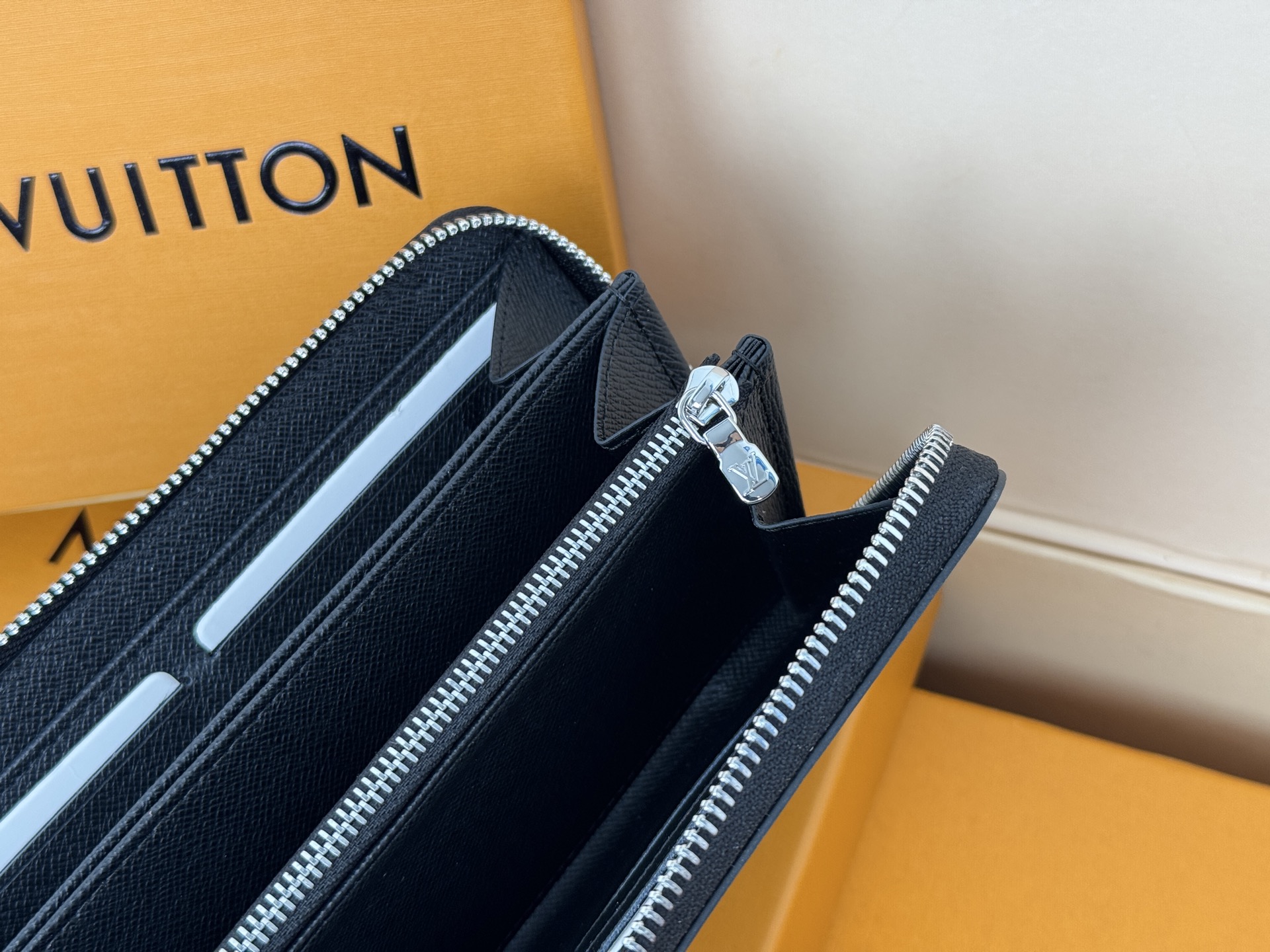 Louis Vuitton M61857 水波纹這款拉鏈錢包以Epi牛皮製造 粒面質感別具特色 拉鏈錢包是路易威登經典款式之一