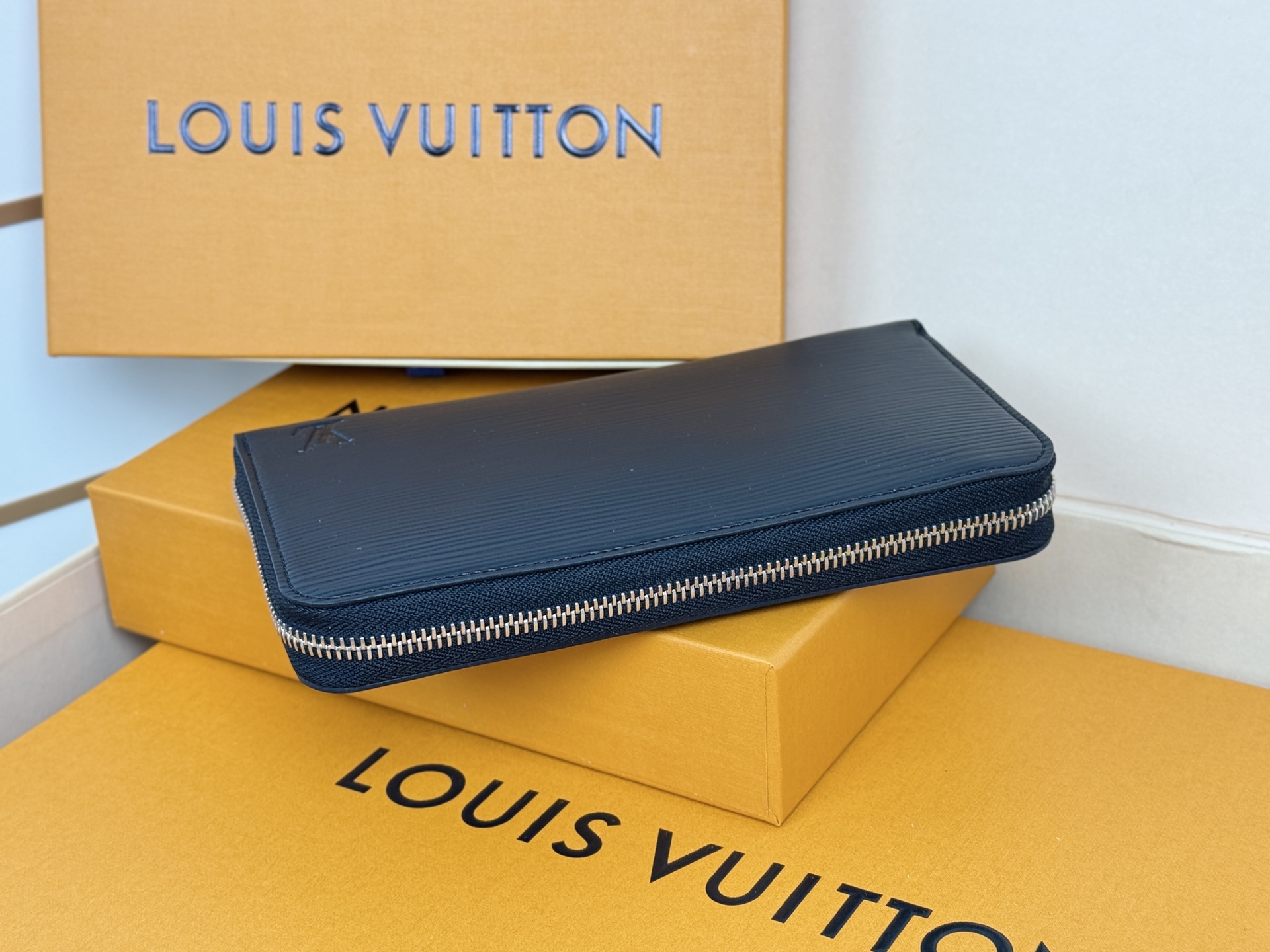 Louis Vuitton M61857 水波纹這款拉鏈錢包以Epi牛皮製造 粒面質感別具特色 拉鏈錢包是路易威登經典款式之一