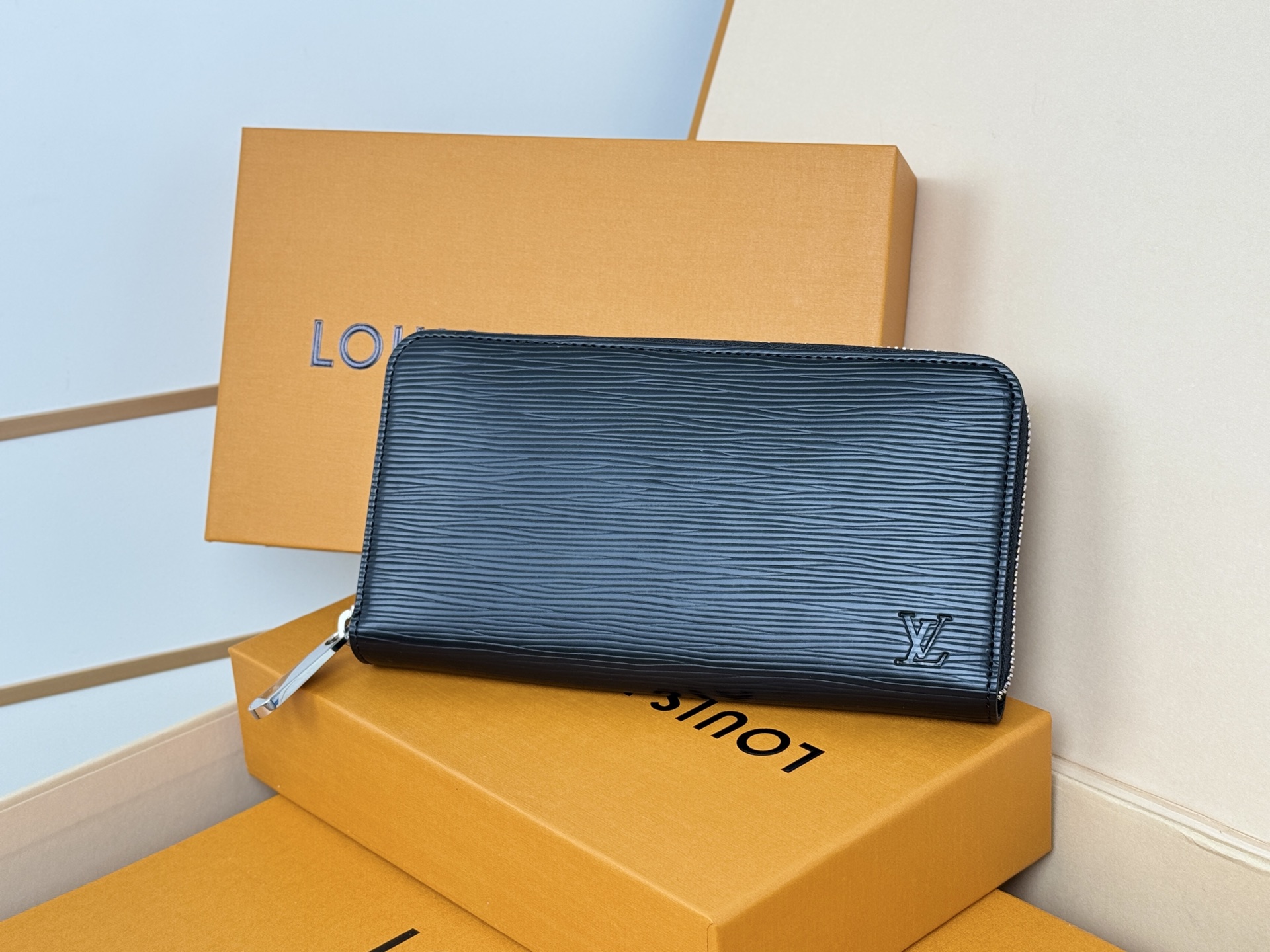 Louis Vuitton M61857 水波纹這款拉鏈錢包以Epi牛皮製造 粒面質感別具特色 拉鏈錢包是路易威登經典款式之一