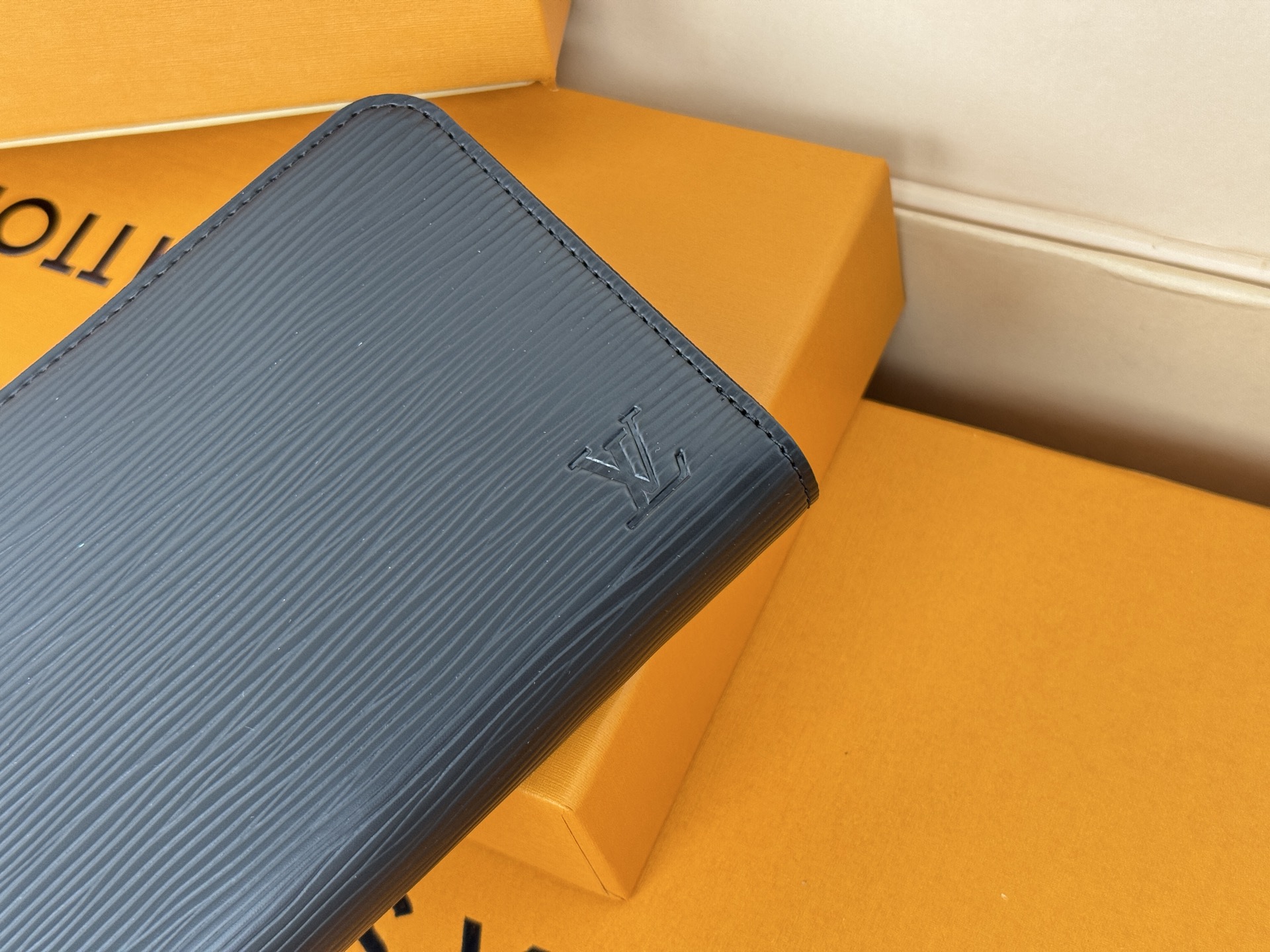 Louis Vuitton M61857 水波纹這款拉鏈錢包以Epi牛皮製造 粒面質感別具特色 拉鏈錢包是路易威登經典款式之一