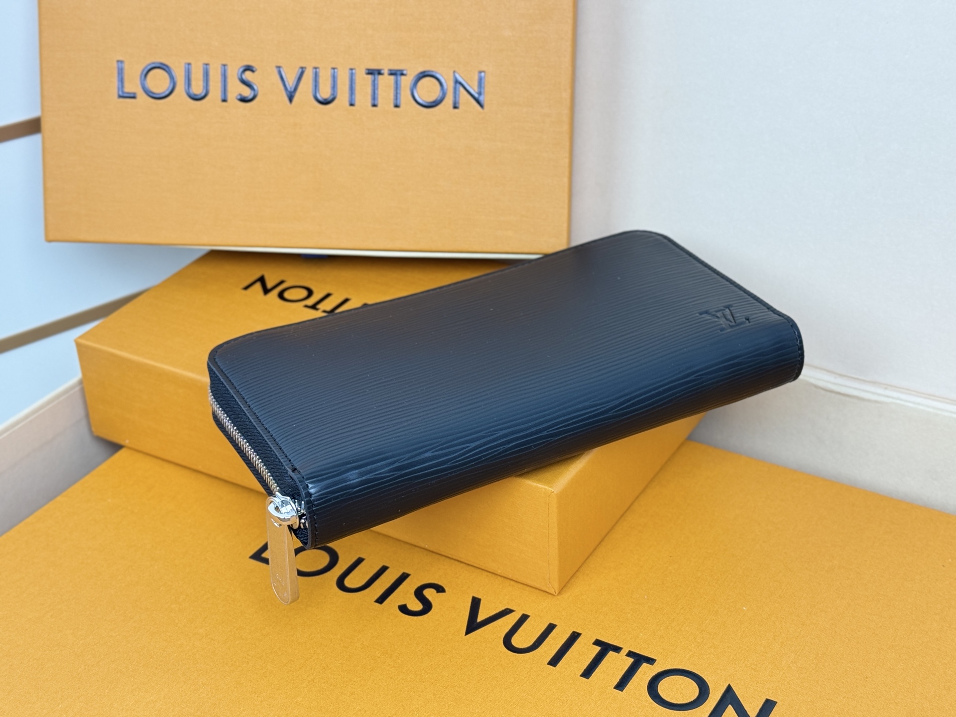 Louis Vuitton M61857 水波纹這款拉鏈錢包以Epi牛皮製造 粒面質感別具特色 拉鏈錢包是路易威登經典款式之一