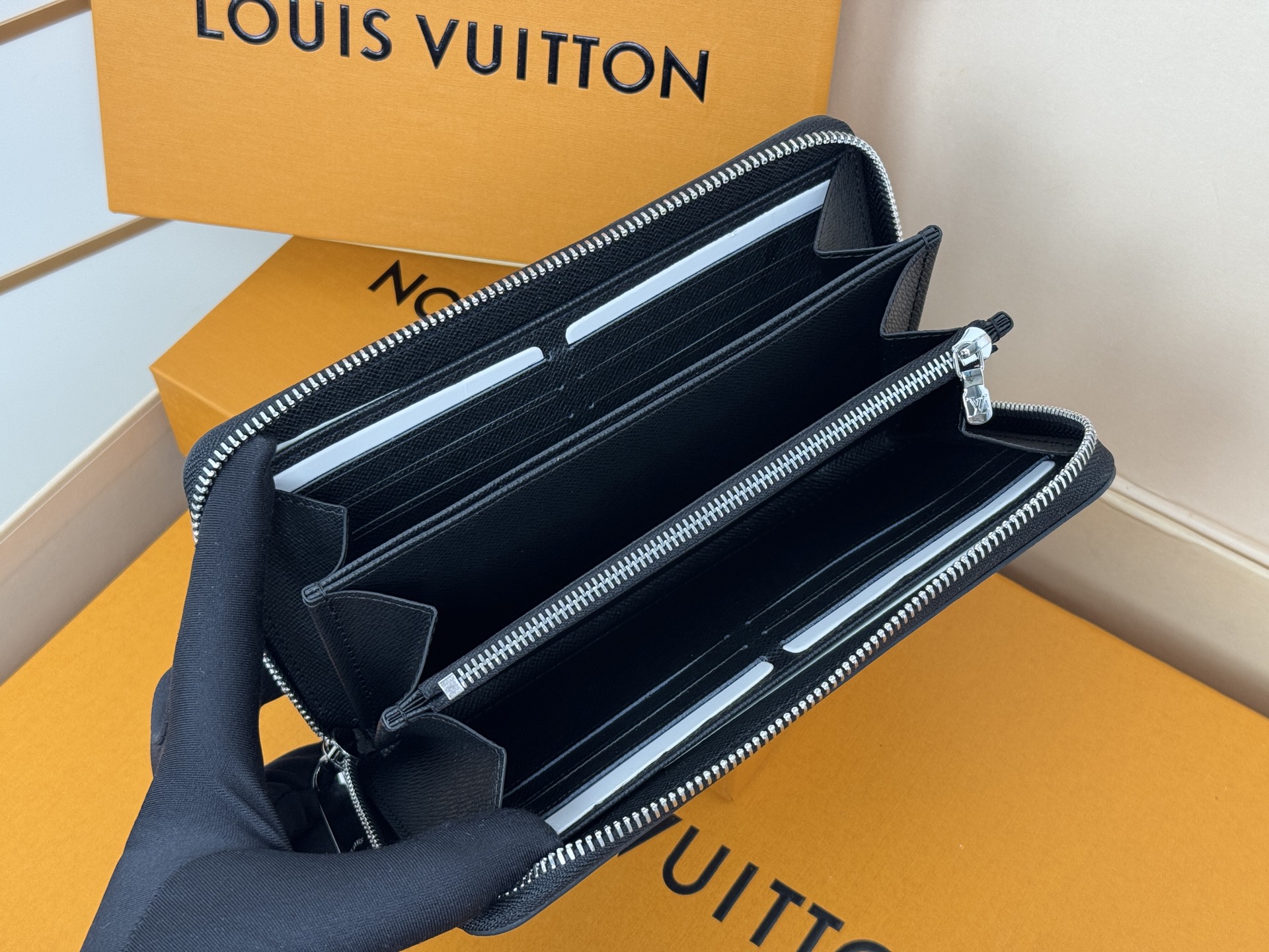Louis Vuitton M61857 水波纹這款拉鏈錢包以Epi牛皮製造 粒面質感別具特色 拉鏈錢包是路易威登經典款式之一