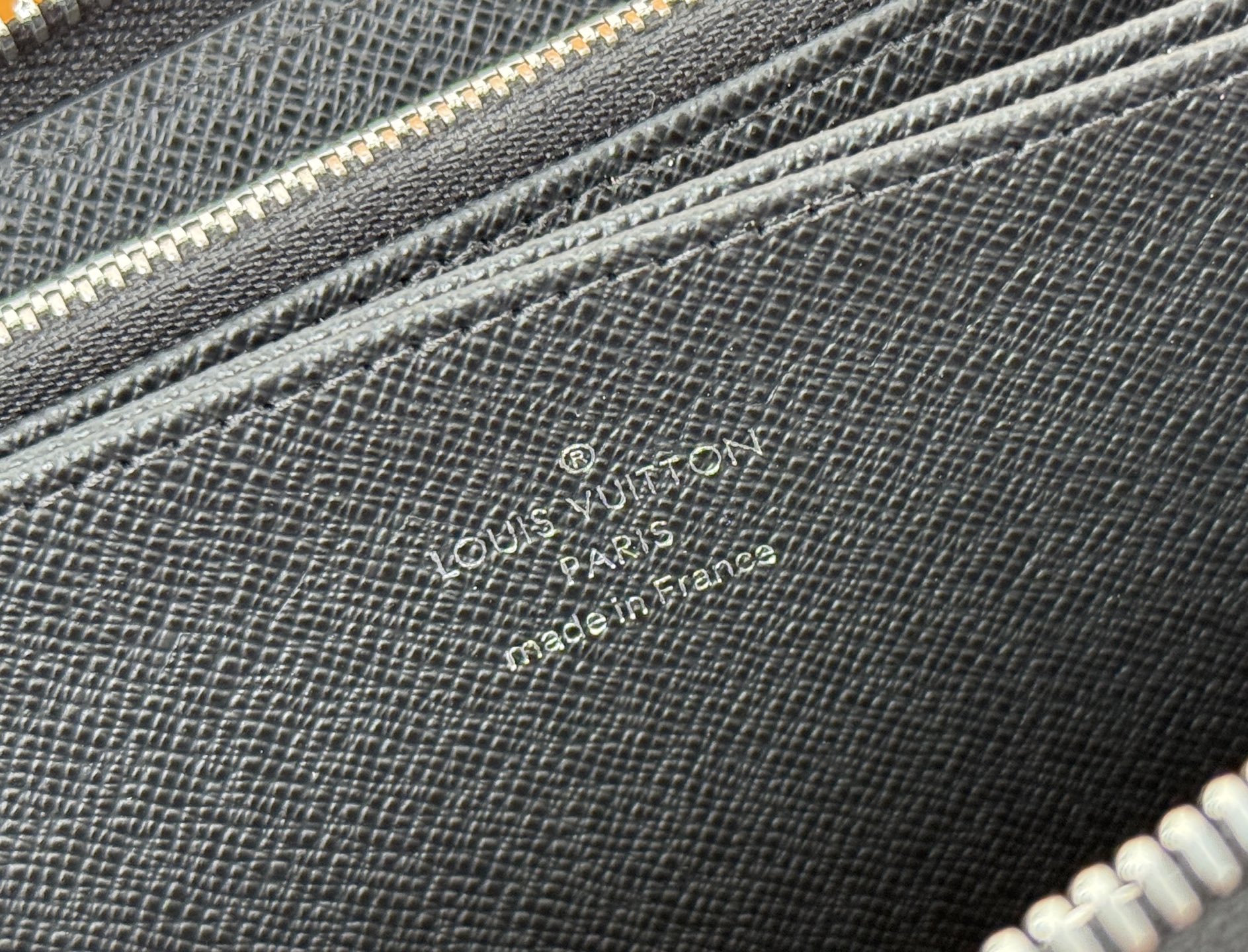 Louis Vuitton M61857 十字纹這款拉鏈錢包以Epi牛皮製造 粒面質感別具特色 拉鏈錢包是路易威登經典款式之一