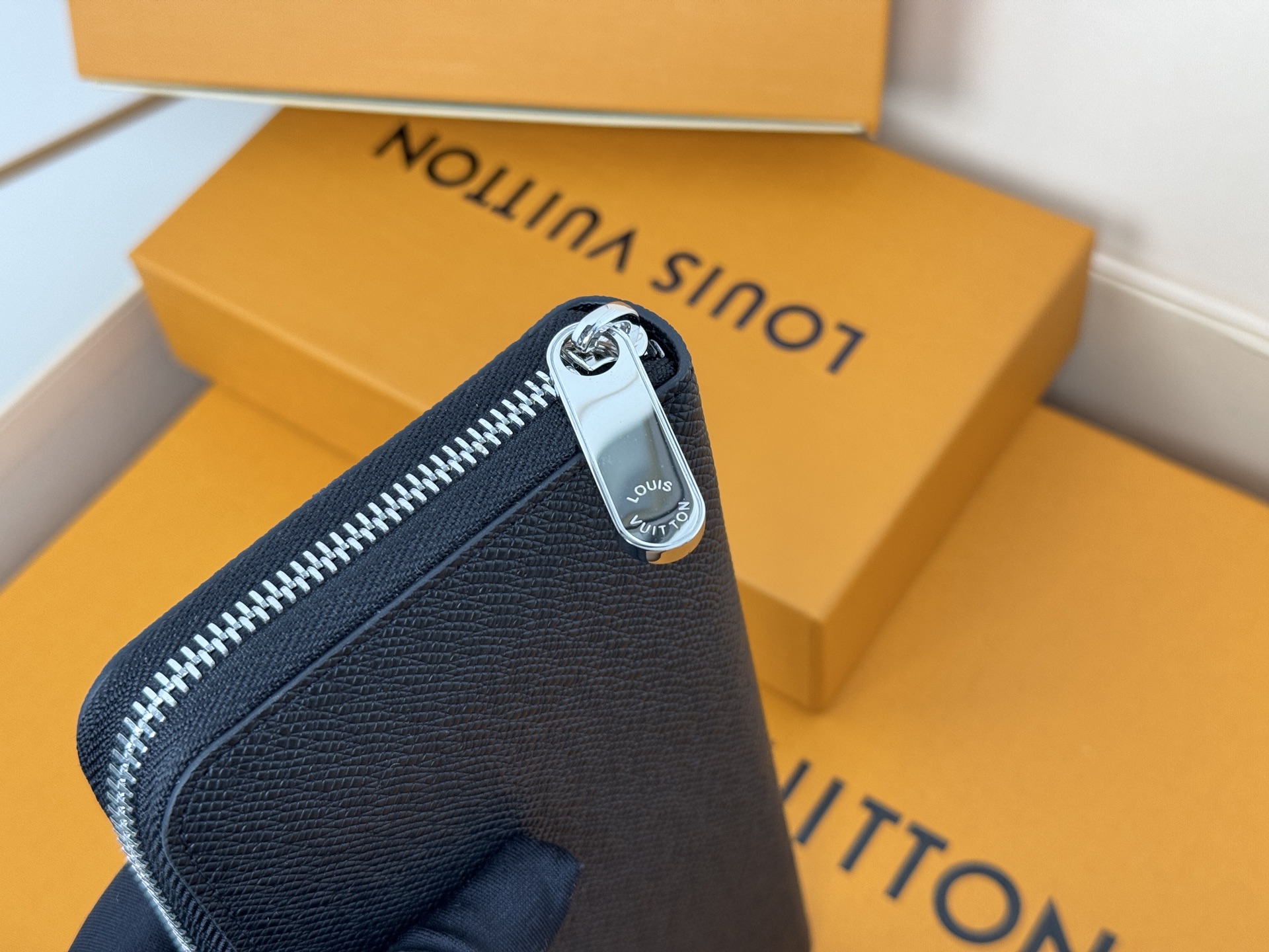 Louis Vuitton M61857 十字纹這款拉鏈錢包以Epi牛皮製造 粒面質感別具特色 拉鏈錢包是路易威登經典款式之一