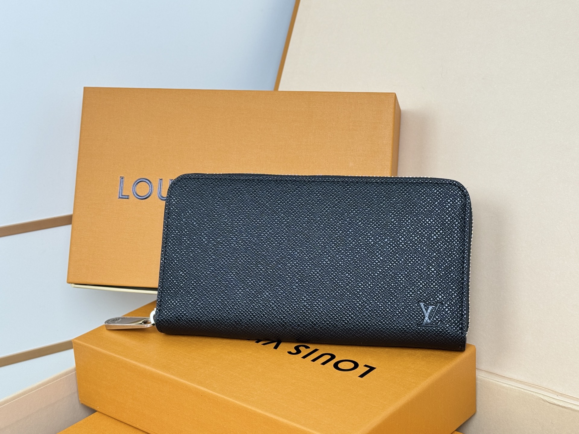 Louis Vuitton M61857 十字纹這款拉鏈錢包以Epi牛皮製造 粒面質感別具特色 拉鏈錢包是路易威登經典款式之一