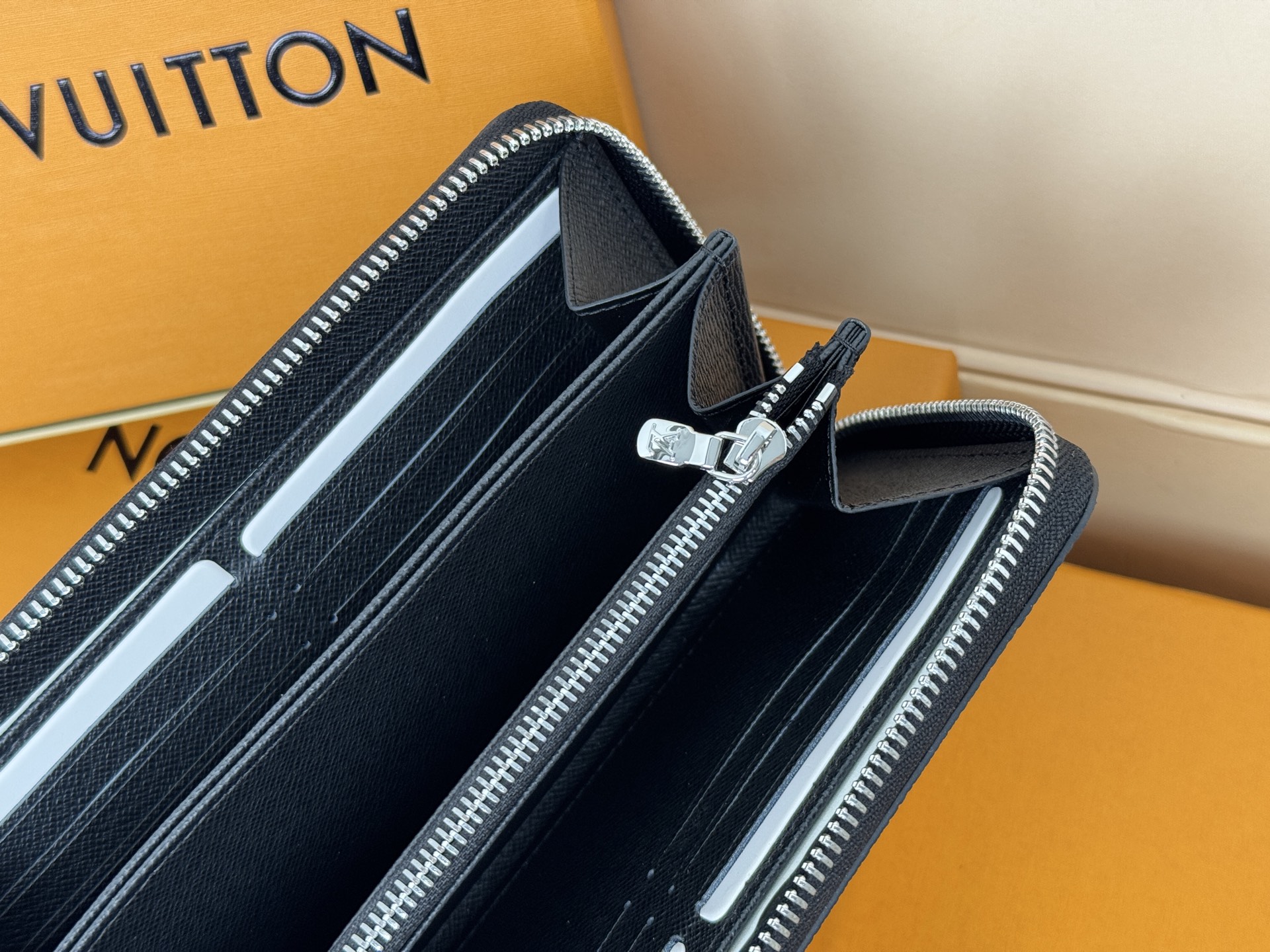 Louis Vuitton M61857 十字纹這款拉鏈錢包以Epi牛皮製造 粒面質感別具特色 拉鏈錢包是路易威登經典款式之一