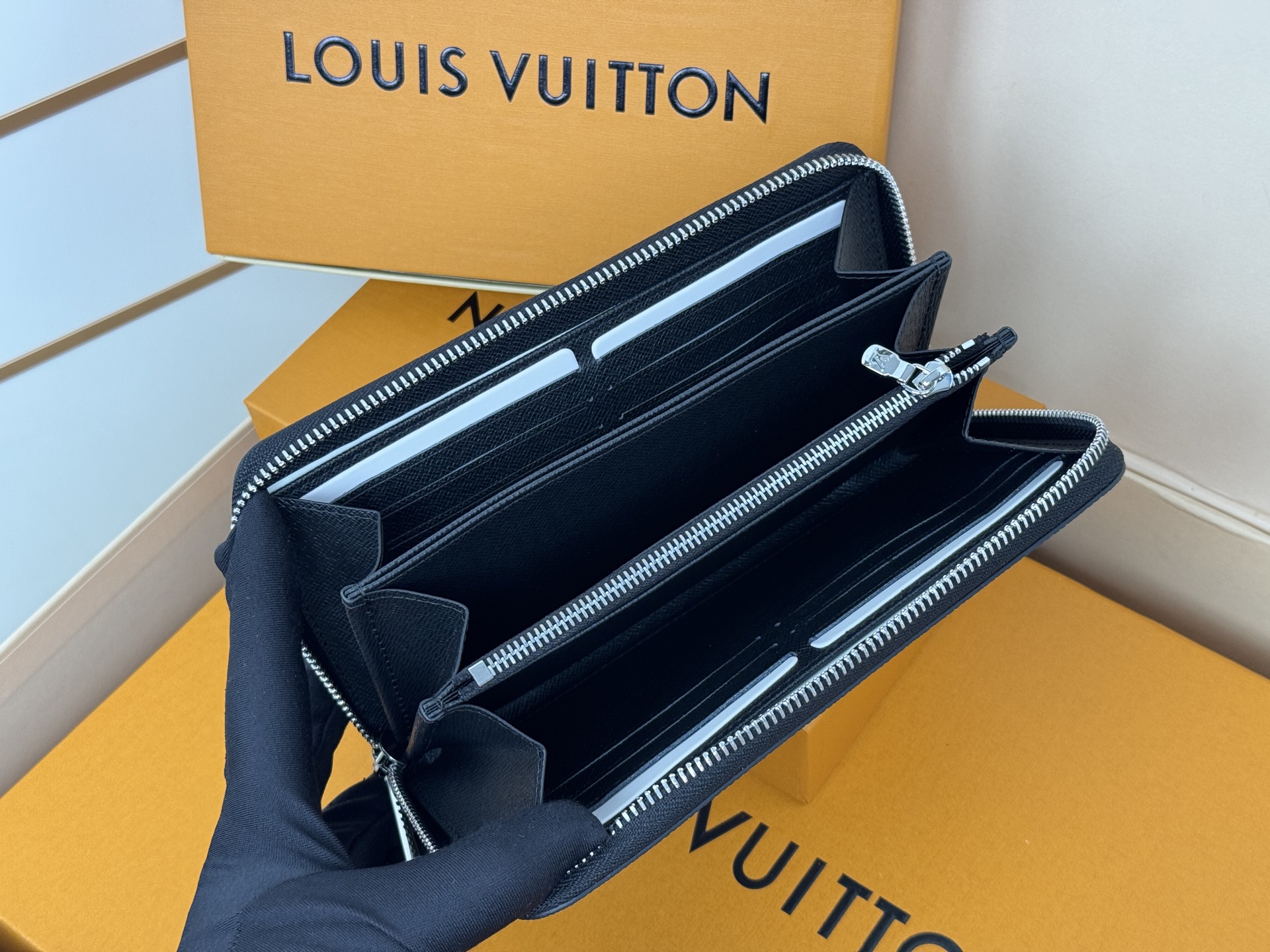 Louis Vuitton M61857 十字纹這款拉鏈錢包以Epi牛皮製造 粒面質感別具特色 拉鏈錢包是路易威登經典款式之一