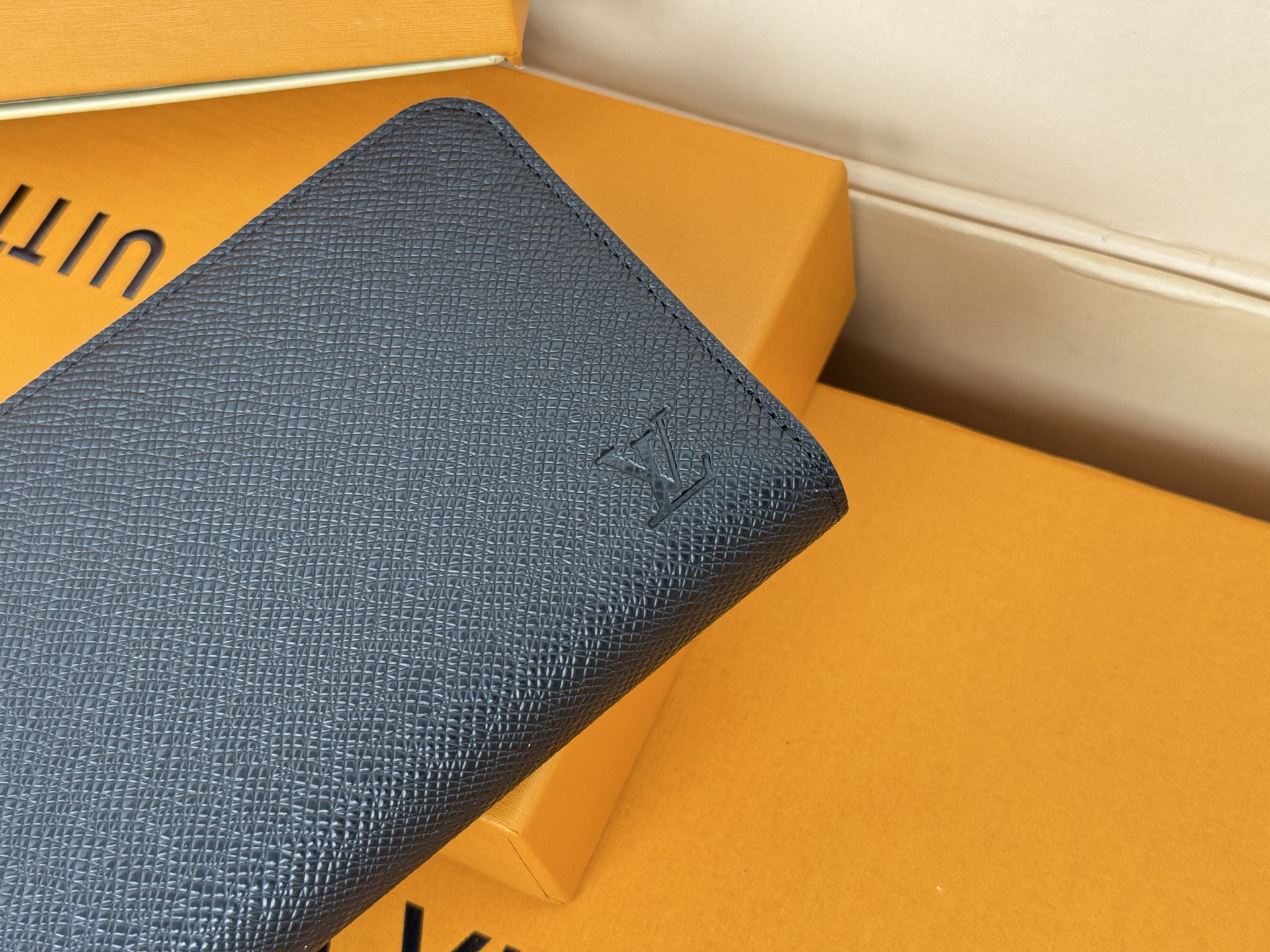 Louis Vuitton M61857 十字纹這款拉鏈錢包以Epi牛皮製造 粒面質感別具特色 拉鏈錢包是路易威登經典款式之一