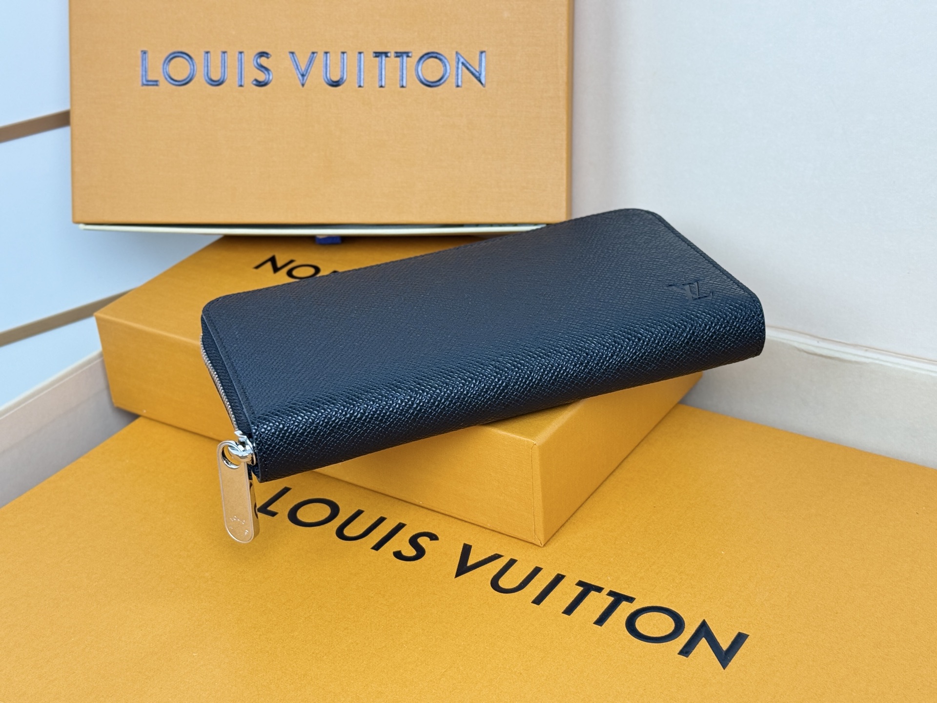 Louis Vuitton M61857 十字纹這款拉鏈錢包以Epi牛皮製造 粒面質感別具特色 拉鏈錢包是路易威登經典款式之一