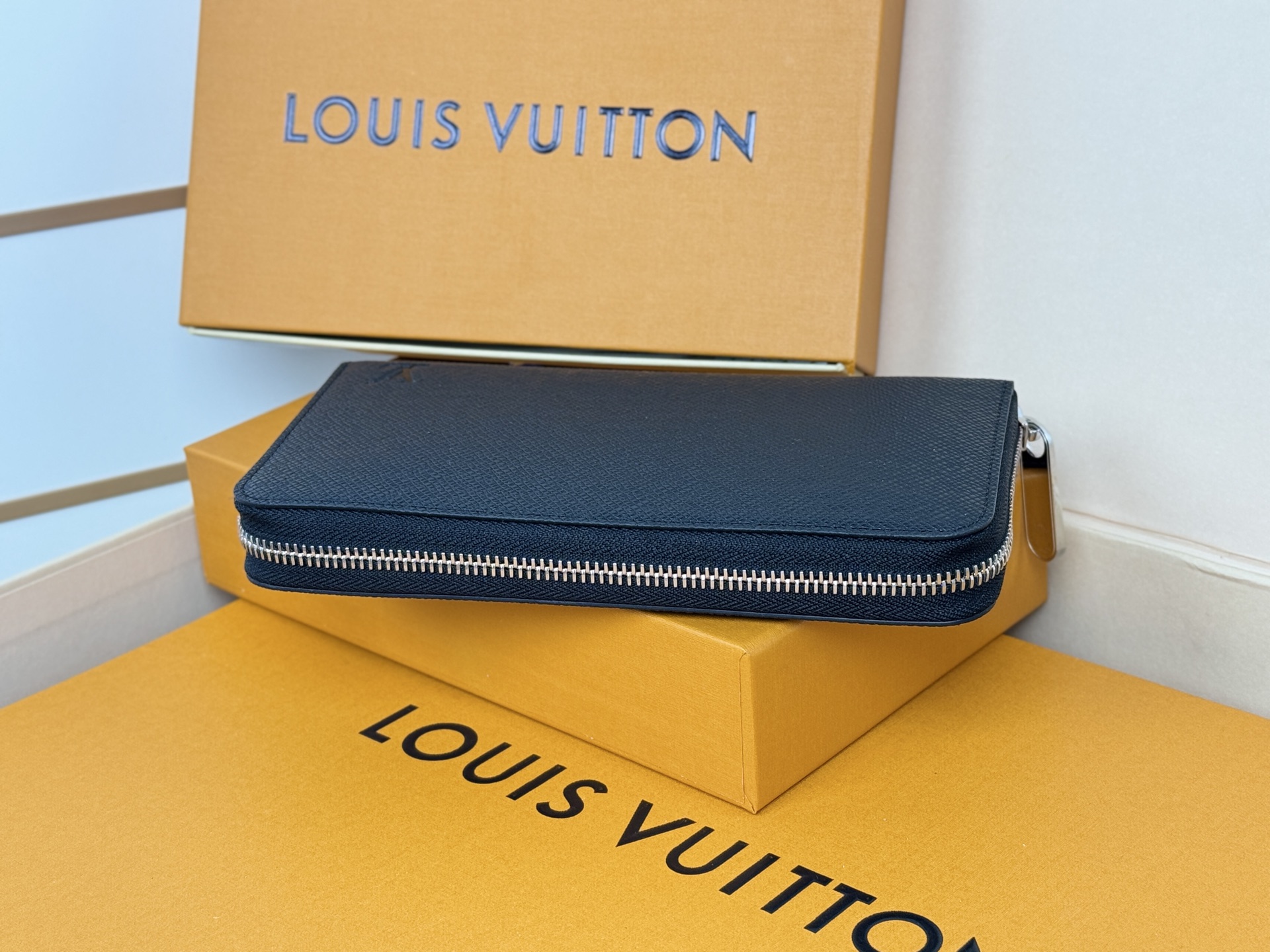 Louis Vuitton M61857 十字纹這款拉鏈錢包以Epi牛皮製造 粒面質感別具特色 拉鏈錢包是路易威登經典款式之一